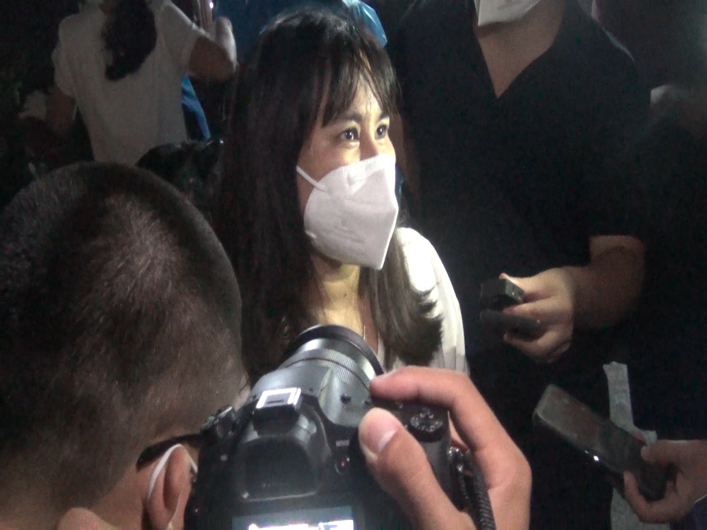 Chị Trần Thị Hồng, 36 tuổi, điều dưỡng đang l&agrave;m việc tại TTYT Thanh Xu&acirc;n Trung, kh&ocirc;ng giấu được niềm vui khi ng&otilde; 328-330 Nguyễn Tr&atilde;i được gỡ bỏ phong tỏa: "T&ocirc;i thấy rất vui mừng v&igrave; người d&acirc;n tại ng&otilde; n&agrave;y được trở về nh&agrave; v&agrave; ch&uacute;ng t&ocirc;i cũng sớm được trở về nh&agrave;. Hơn 1 th&aacute;ng nay, kể từ ng&agrave;y 22/8 xuất hiện ca nhiễm SARS-CoV-2 đầu ti&ecirc;n, lực lượng y tế, c&ocirc;ng an phường, UBND phường Thanh Xu&acirc;n Trung t&uacute;c trực 24/24 ở ng&otilde; 328-330 Nguyễn Tr&atilde;i.