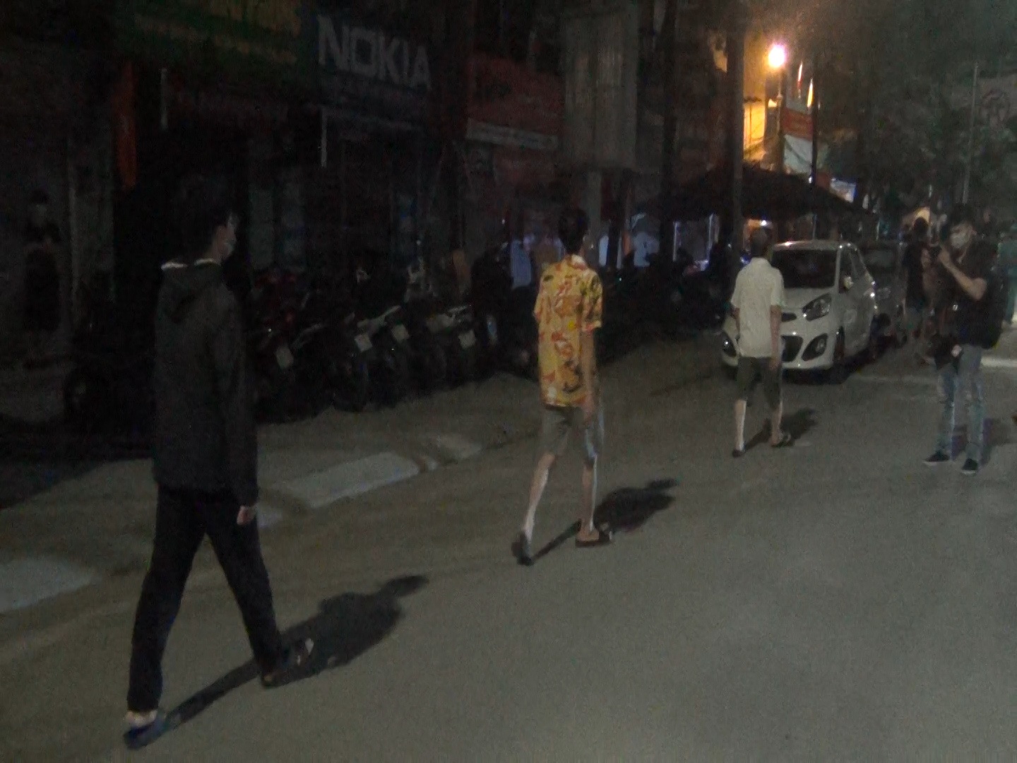 D&ograve;ng người xếp h&agrave;ng chờ đến lượt khai b&aacute;o y tế để về nh&agrave; m&igrave;nh sau rất nhiều ng&agrave;y kh&ocirc;ng được đo&agrave;n tụ gia đ&igrave;nh.