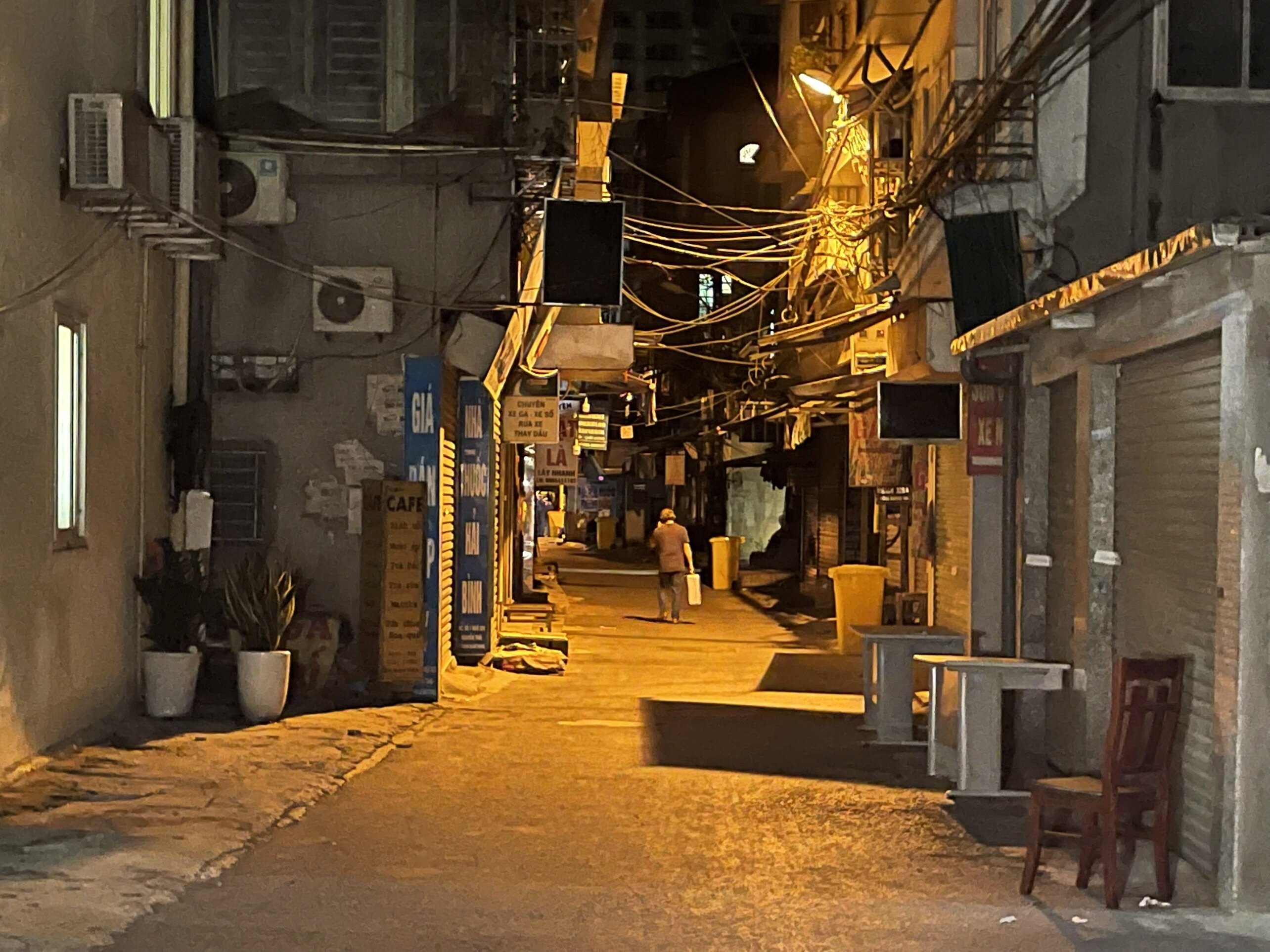 Sau thi thực hiện khai b&aacute;o y tế xong, người d&acirc;n nhanh ch&oacute;ng đi về nh&agrave; m&igrave;nh để đảm bảo kh&ocirc;ng tập trung đ&ocirc;ng người.