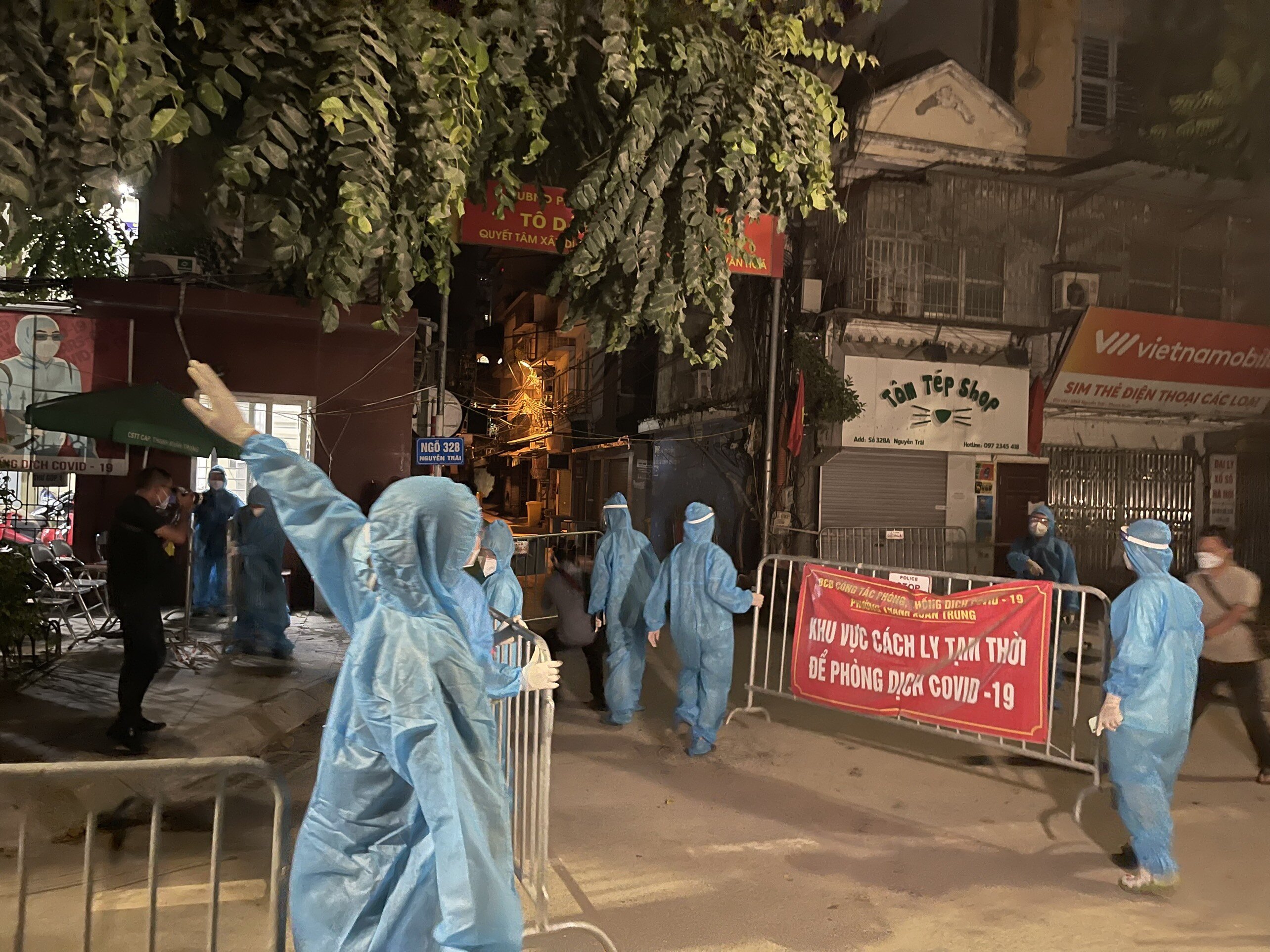 Ghi nhận của PV B&aacute;o Giao th&ocirc;ng, ngay sau khi c&oacute; lệnh dỡ phong tỏa, lực lượng chức năng ở đ&acirc;y đ&atilde; tiến h&agrave;nh th&aacute;o r&agrave;o chắn, biển b&aacute;o phong tỏa.