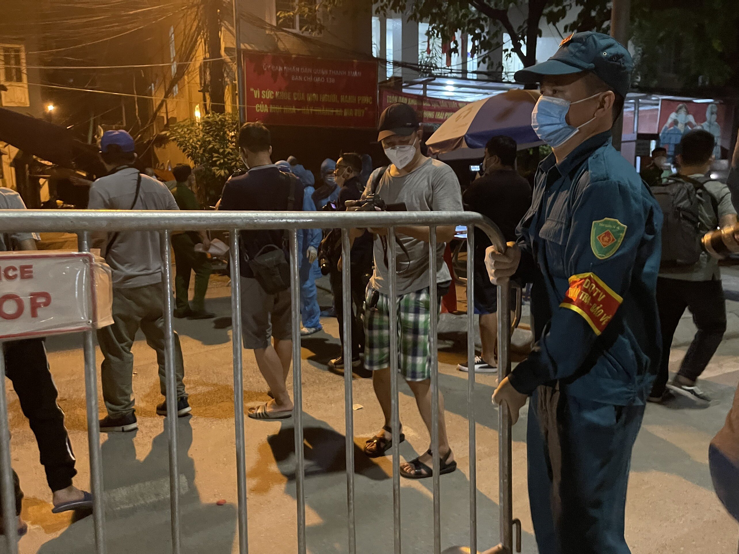 0h00 h&ocirc;m nay (29/9), ng&otilde; 328-330 đường Nguyễn Tr&atilde;i, phường Thanh Xu&acirc;n Trung, quận Thanh Xu&acirc;n (TP H&agrave; Nội) ch&iacute;nh thức trở lại trạng th&aacute;i b&igrave;nh thường mới sau hơn 1 th&aacute;ng phong tỏa để ph&ograve;ng chống dịch.