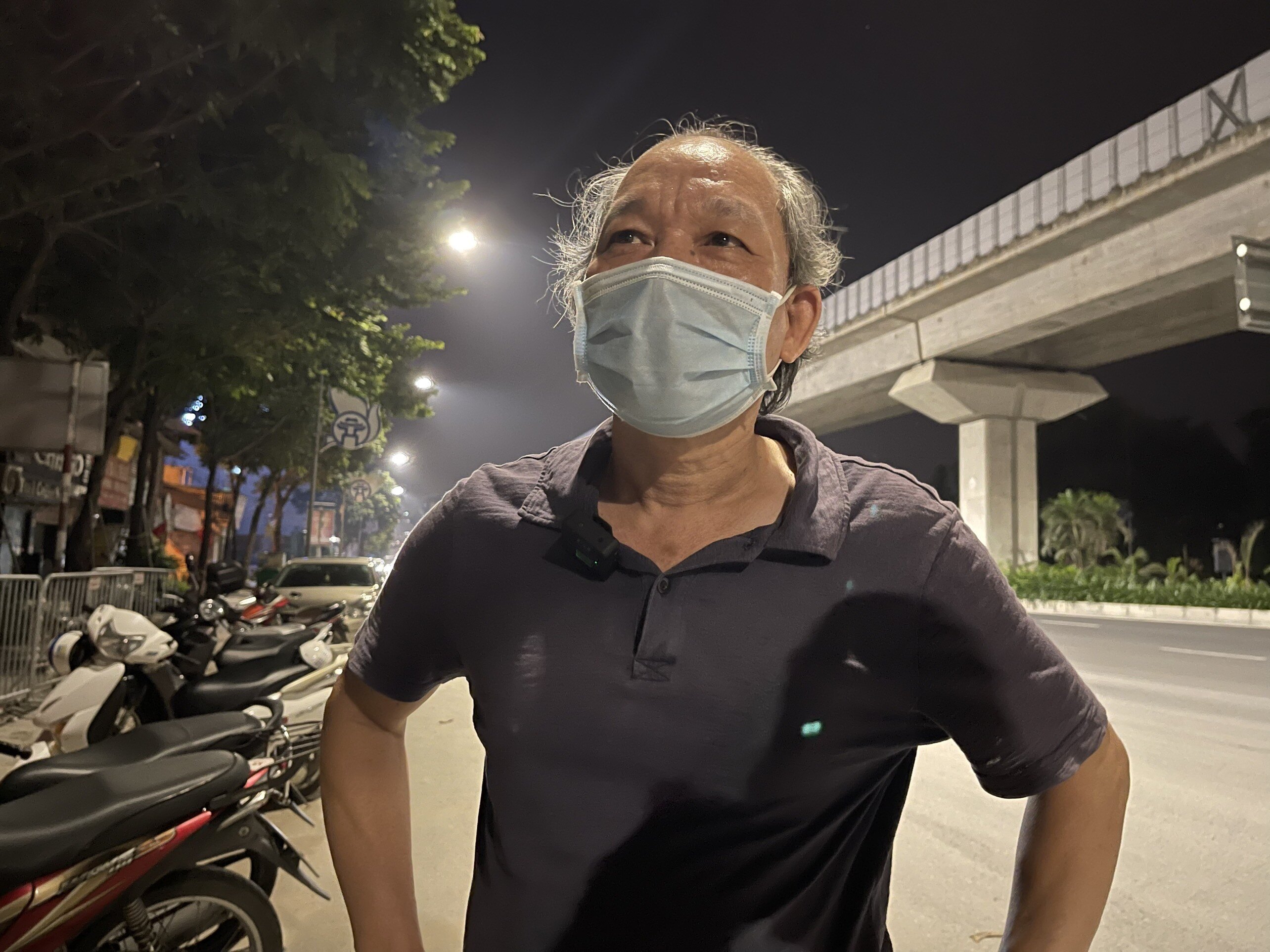 &Ocirc;ng Đỗ Văn Hường, sinh sống tại ng&otilde; 328 Nguyễn Tr&atilde;i chia sẻ: "Nh&agrave; t&ocirc;i ở đ&acirc;y, nhưng t&ocirc;i phải đi l&agrave;m ở nơi kh&aacute;c, khi cả con ng&otilde; c&aacute;ch ly th&igrave; t&ocirc;i đang ở nơi l&agrave;m việc. Biết tin đ&ecirc;m đ&ecirc;m nay ng&otilde; được dỡ bỏ phong tỏa, t&ocirc;i về trước để dọn dẹp lại nh&agrave; cửa, s&aacute;ng mai đ&oacute;n vợ v&agrave; con trở về. Những ng&agrave;y sắp tới t&ocirc;i sẽ nghỉ ở nh&agrave; để d&agrave;nh thời gian cho gia đ&igrave;nh v&agrave; vợ con".