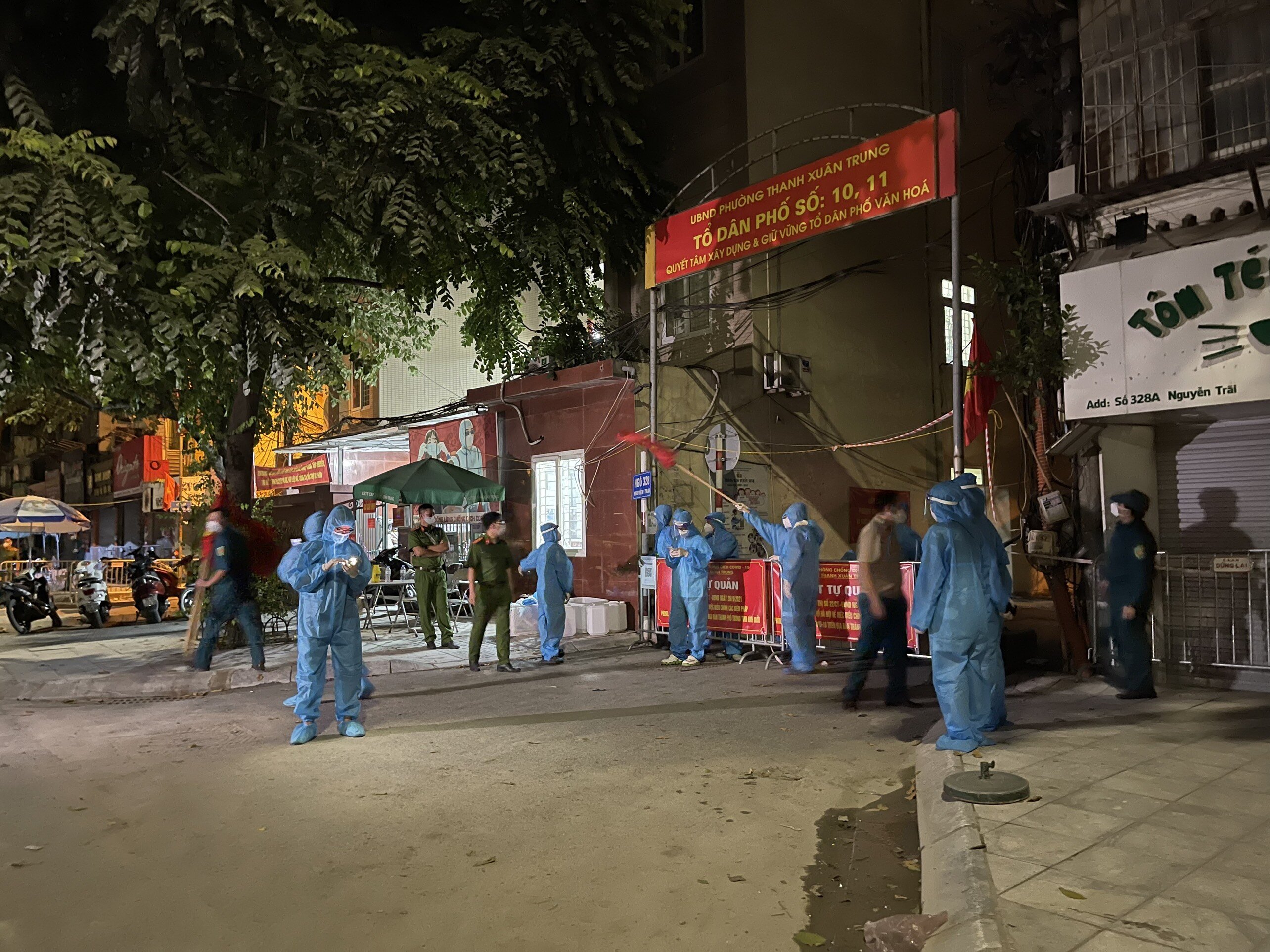 Sau khi dỡ chốt xong, lực lượng chức năng cũng ngay lập tức đ&oacute;n người d&acirc;n từ nơi c&aacute;ch ly hoặc l&agrave; người đ&atilde; ho&agrave;n th&agrave;nh c&aacute;ch ly rồi nhưng phải ở nhờ nh&agrave; người kh&aacute;c v&igrave; kh&ocirc;ng thể v&agrave;o ng&otilde; 328 v&agrave; 330 Nguyễn Tr&atilde;i.