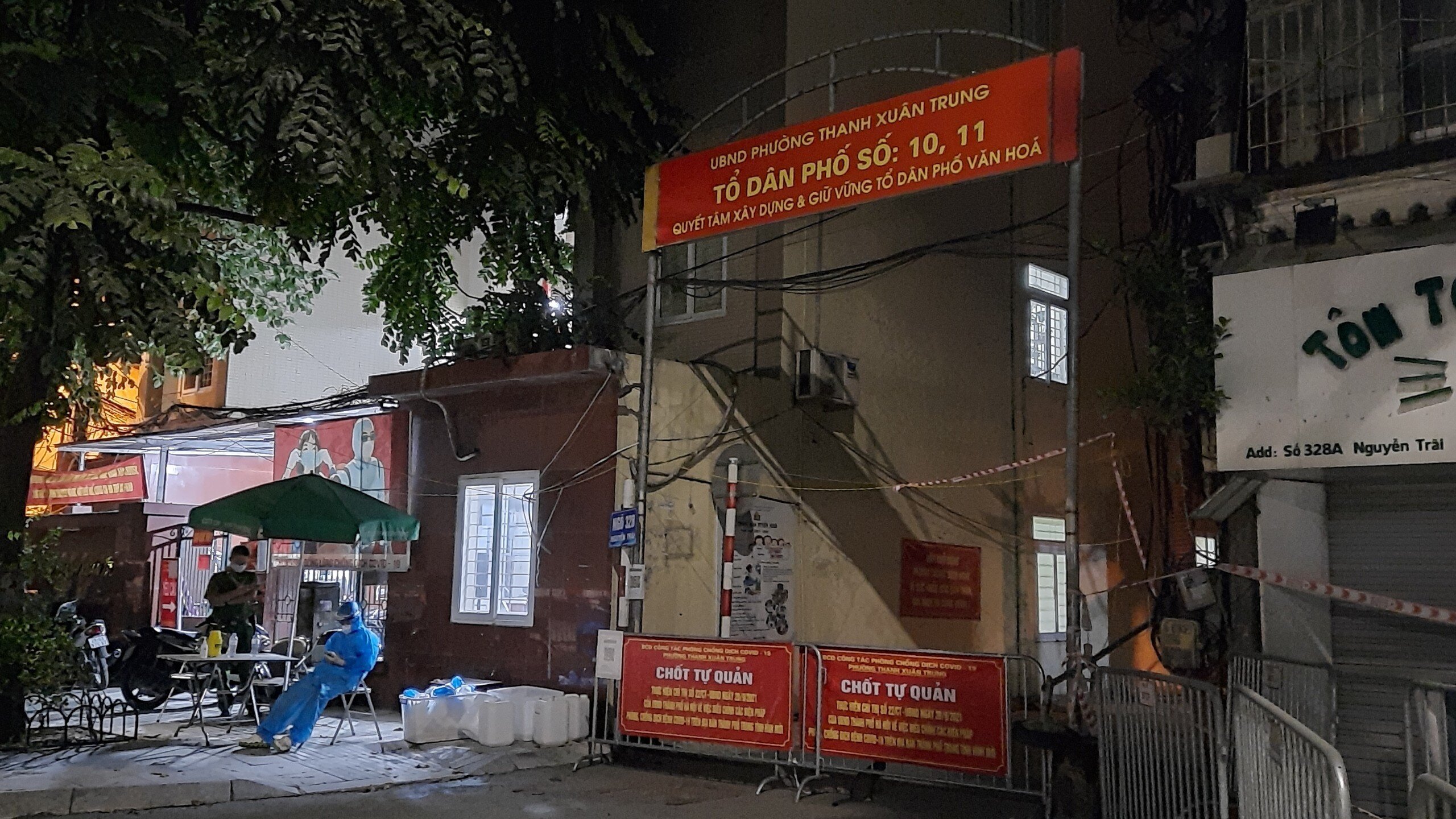 Trước đ&oacute;, ng&agrave;y 23/8, quận Thanh Xu&acirc;n th&agrave;nh lập khu vực c&aacute;ch ly y tế ng&otilde; 328-330 đường Nguyễn Tr&atilde;i ngay sau khi c&oacute; th&ocirc;ng tin về trường hợp mắc Covid-19 tr&ecirc;n địa b&agrave;n.