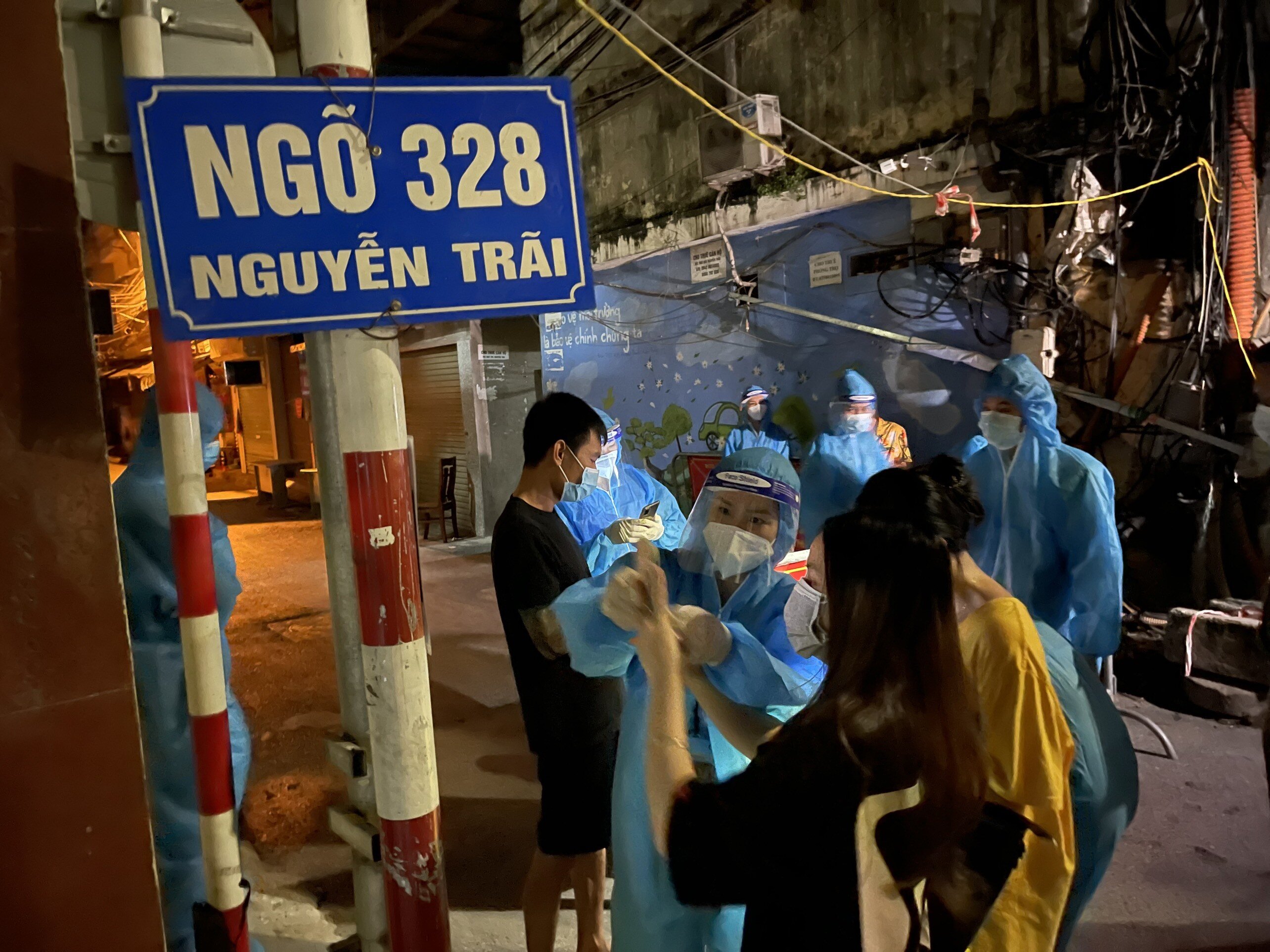 Trước khi trở về nh&agrave; người d&acirc;n ở đ&acirc;y phải khai b&aacute;o y tế th&ocirc;ng qua việc qu&eacute;t m&atilde; QR.