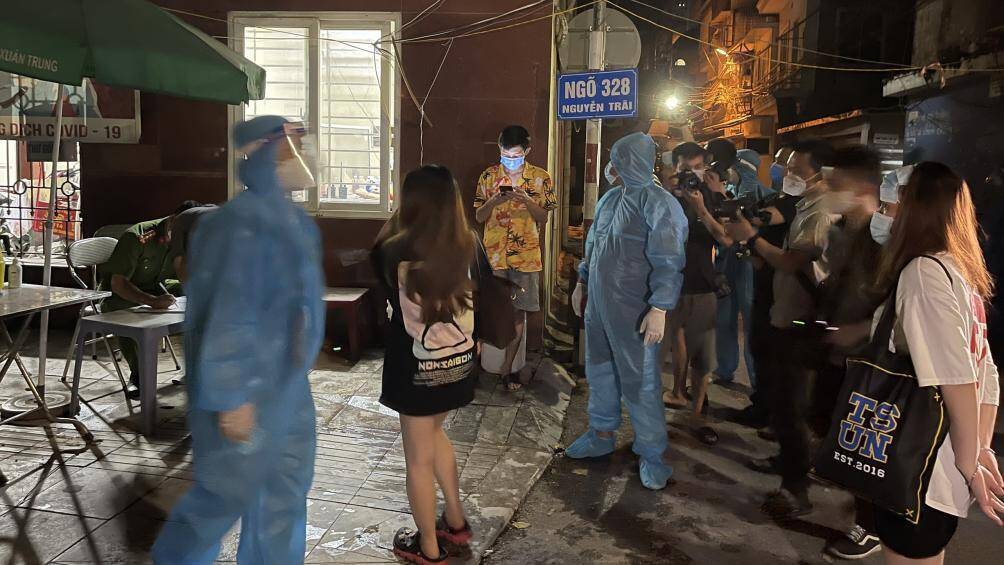 H&agrave;ng chục hộ d&acirc;n vui mừng trở về nh&agrave; trong đ&ecirc;m sau thời gian đi c&aacute;ch ly tập trung.