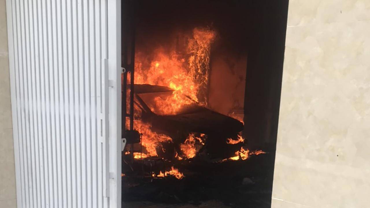 Ch&aacute;y cột điện ngo&agrave;i đường lan v&agrave;o s&acirc;n thi&ecirc;u rụi cả xe &ocirc; t&ocirc;