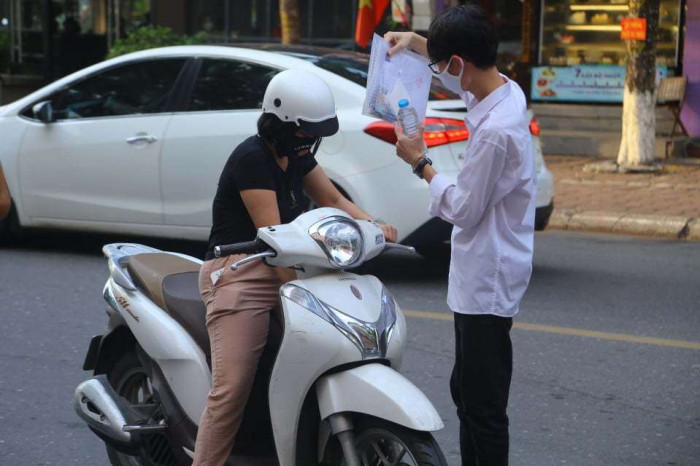 Một số em cẩn thận kiểm tra lại giấy tờ