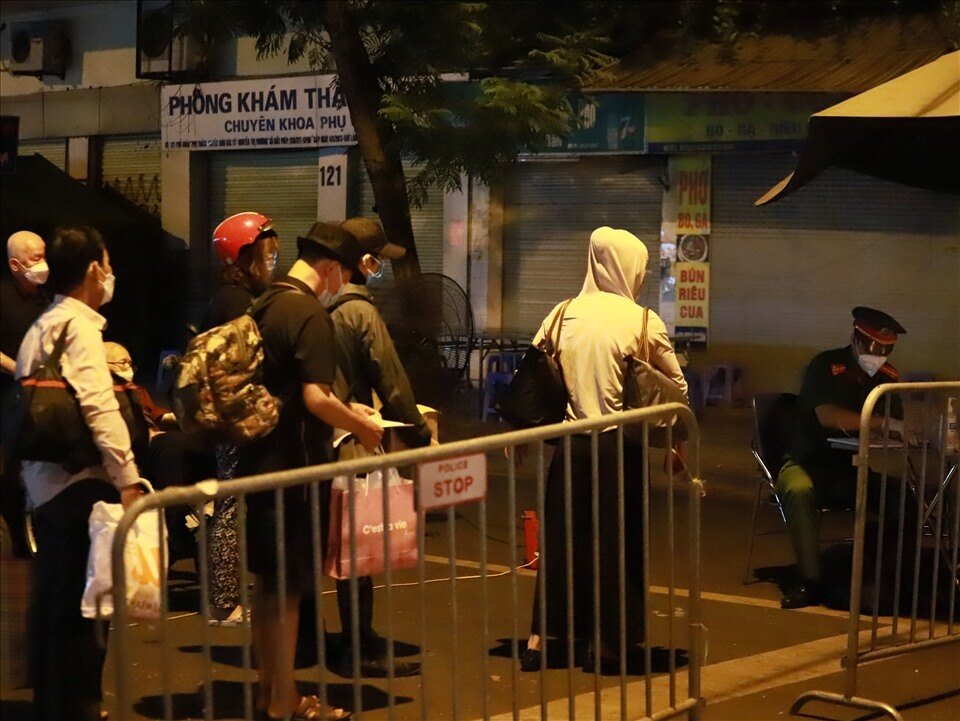 Những người được về nh&agrave;, hoặc chuyển sang bệnh viện kh&aacute;c để chạy thận được kiểm tra nghi&ecirc;m ngặt, đủ điều kiện mới được xuất viện.