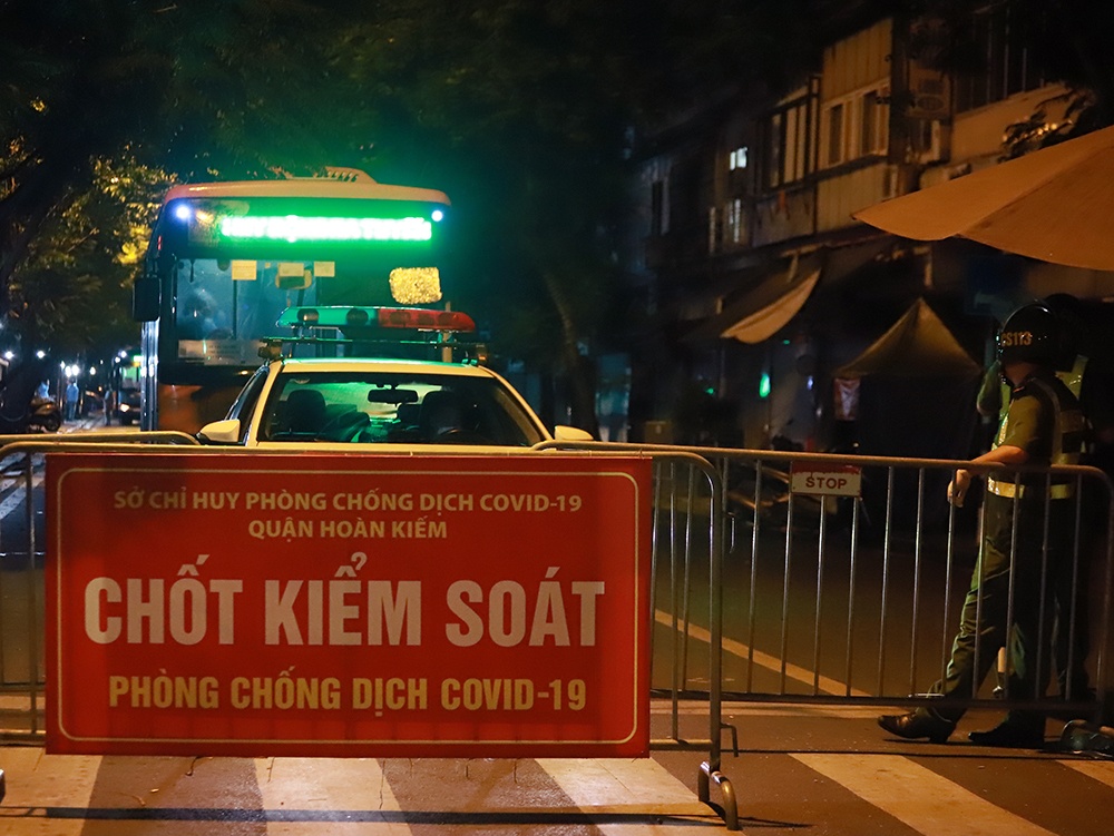 Theo Gi&aacute;m đốc Sở Y tế H&agrave; Nội Trần Thị Nhị H&agrave;, Sở đ&atilde; chỉ đạo CDC H&agrave; Nội x&eacute;t nghiệm &ldquo;thần tốc&rdquo;, đồng thời, đề xuất Ban Chỉ đạo ph&ograve;ng, chống dịch TP v&agrave; Bộ Y tế l&ecirc;n phương &aacute;n gi&atilde;n c&aacute;ch to&agrave;n bộ hơn 1.100 người nh&agrave; bệnh nh&acirc;n tại Bệnh viện Việt Đức đi c&aacute;ch ly tập trung.