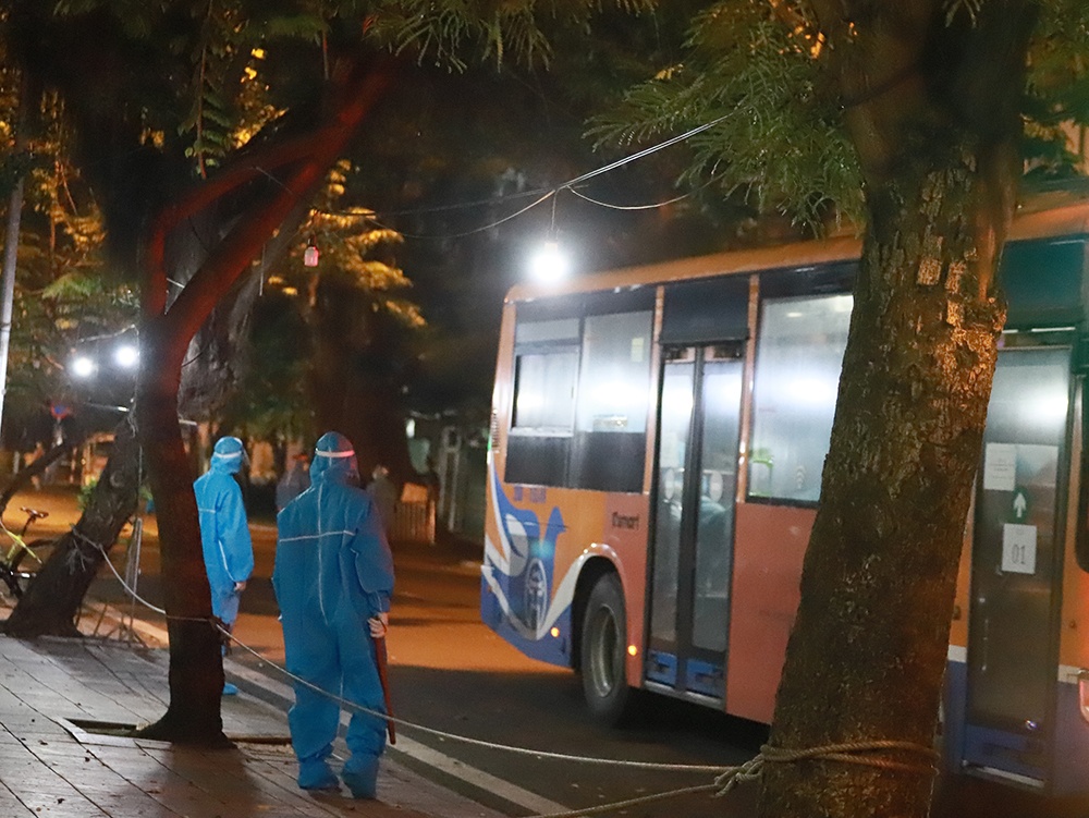 Đối với nh&acirc;n vi&ecirc;n y tế trong Bệnh viện Việt Đức phải thực hiện gi&atilde;n c&aacute;ch, bố tr&iacute; kh&aacute;ch sạn để ăn nghỉ theo nguy&ecirc;n tắc 1 cung đường 2 điểm đến.