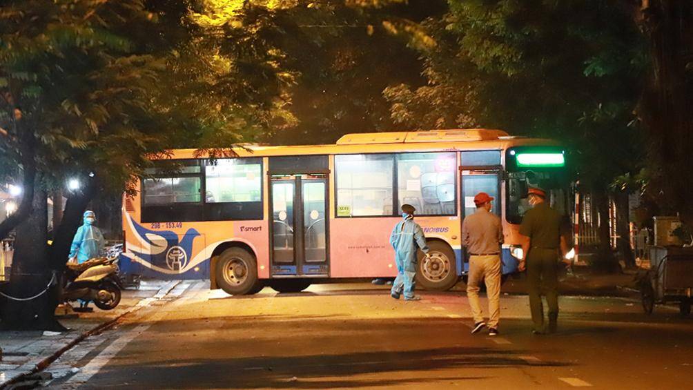 Đến 0h10 ng&agrave;y 3/10, c&aacute;c chuyến xe bắt đầu di chuyển từ bệnh viện đến khu c&aacute;ch ly tập trung.