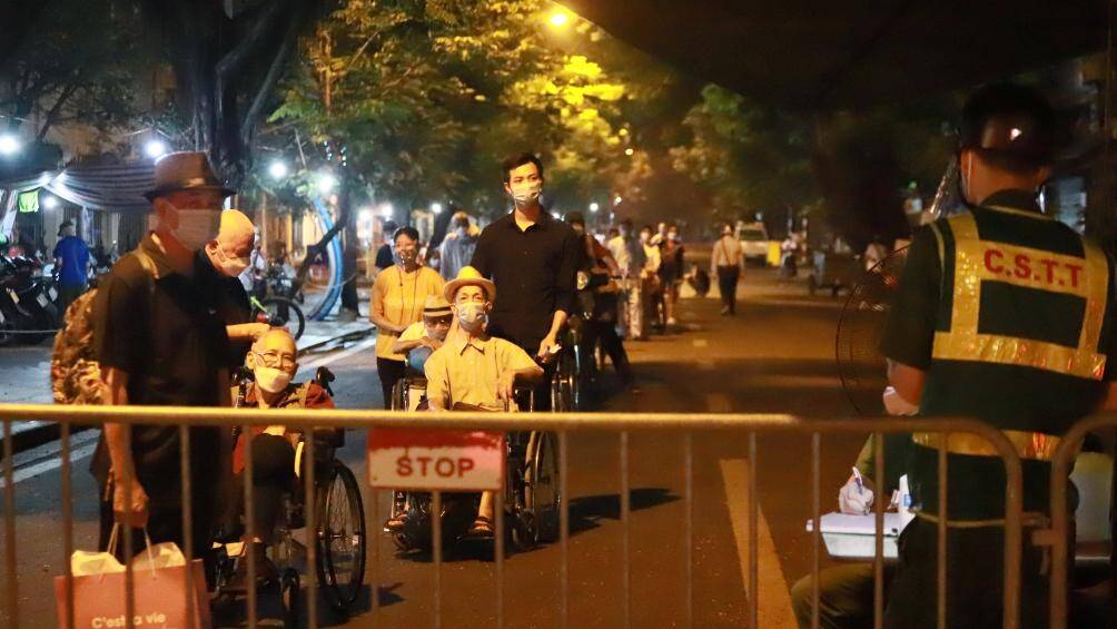 Khoảng 21h30 ng&agrave;y 2/10, Sở Y tế H&agrave; Nội đưa c&aacute;c trường hợp F1 li&ecirc;n quan đến ca mắc Covid-19 ở Bệnh viện Hữu nghị Việt Đức đi c&aacute;ch ly tập trung tại trường Đại học Sư phạm thể dục Thể thao huyện Chương Mỹ.