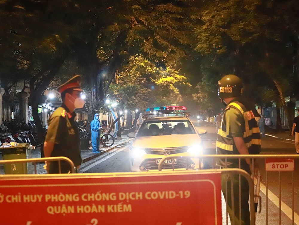 Trước khi rời khỏi bệnh viện, những người n&agrave;y đều phải khai b&aacute;o lại th&ocirc;ng tin c&aacute; nh&acirc;n, giấy x&eacute;t nghiệm &acirc;m t&iacute;nh cho chốt kiểm so&aacute;t.