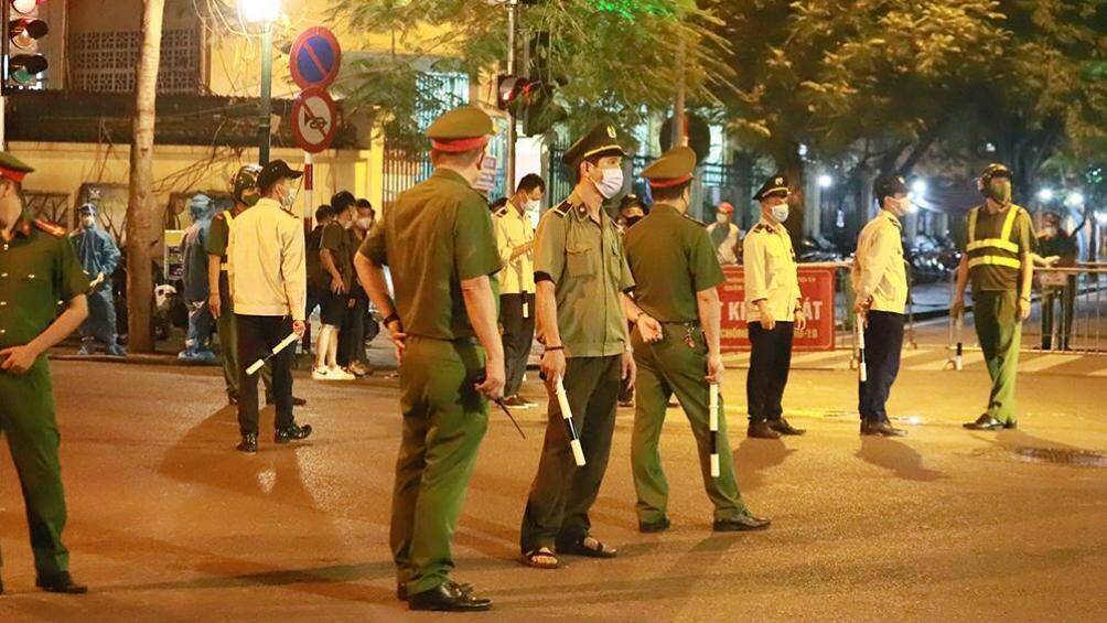 Để đảm bảo an ninh trật tự v&agrave; kh&ocirc;ng ảnh hưởng đến c&ocirc;ng t&aacute;c đưa đ&oacute;n người d&acirc;n đi c&aacute;ch ly tập trung, C&ocirc;ng an quận Ho&agrave;n Kiếm đ&atilde; tăng cường lực lượng, phong toả tạm thời những trục đường ch&iacute;nh dẫn v&agrave;o bệnh viện.