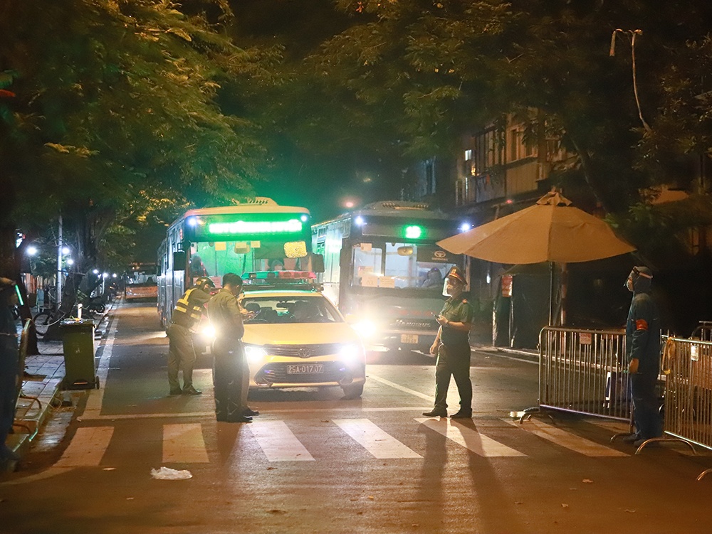 Sau khi qu&aacute; tr&igrave;nh kiểm tra th&igrave; người d&acirc;n được xe đ&oacute;n v&agrave; nhanh ch&oacute;ng di chuyển đến điểm c&aacute;ch ly hoặc bệnh viện kh&aacute;c điều trị.