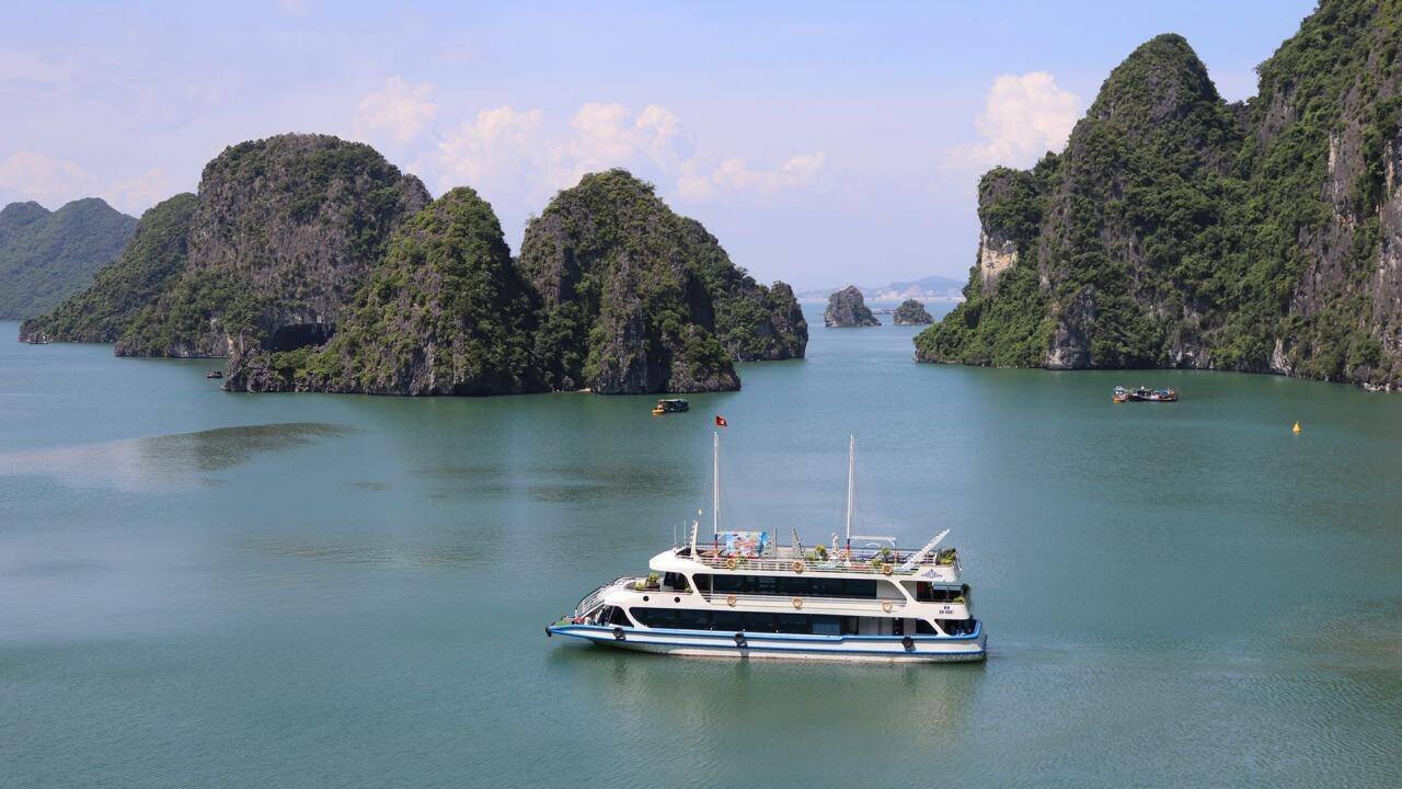 Thực hiện chủ trương của tỉnh Quảng Ninh Trong Qu&yacute; IV năm 2021, x&aacute;c định mở cửa lại du lịch trong trạng th&aacute;i b&igrave;nh thường mới, Hiệp hội du lịch tỉnh Quảng Ninh sẽ tiếp tục thực hiện những nhiệm vụ đ&atilde; đặt ra, củng cố hoạt động c&aacute;c chi hội v&agrave; kết nạp hội vi&ecirc;n mới. Ảnh: Một chiếc t&agrave;u tr&ecirc;n h&agrave;nh tr&igrave;nh chở du kh&aacute;ch thăm quan vịnh Hạ Long.