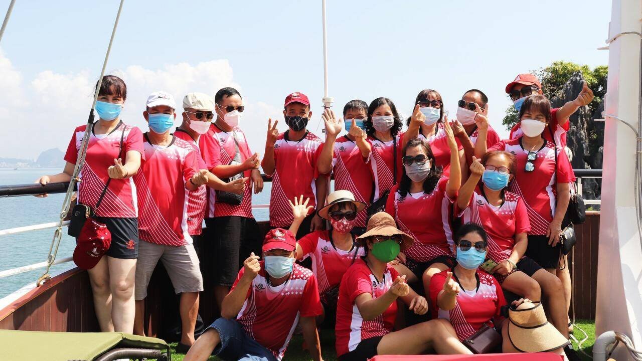 Sau thời gian d&agrave;i phải dừng nhiều hoạt động để ph&ograve;ng chống dịch Covid-19, Quảng Ninh đ&atilde; mở cửa trở lại du lịch nội tỉnh, đặt mục ti&ecirc;u qu&yacute; IV/2021 đ&oacute;n được 1,9 - 2,0 triệu lượt kh&aacute;ch du lịch, tổng thu đạt 4.000 - 4.500 tỷ đồng. Ảnh: Một đo&agrave;n du kh&aacute;ch tr&ecirc;n t&agrave;u thăm vịnh Hạ Long.