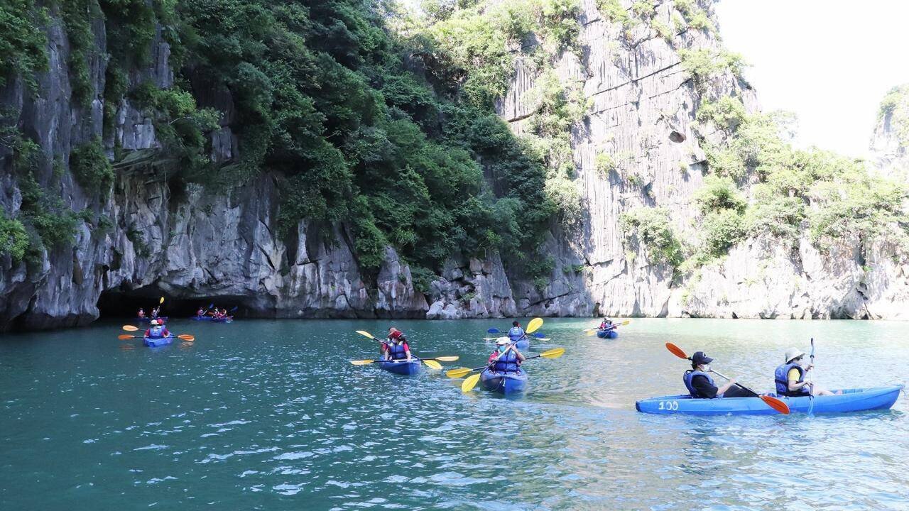 Ch&egrave;o thuyền trải nghiệm ch&egrave;o thuyền Kayak - một trong m&ocirc;n thu h&uacute;t nhiều kh&aacute;ch du lịch tới c&aacute;c b&atilde;i biển Quảng Ninh.