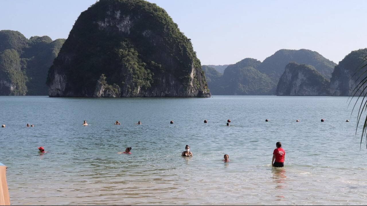 Tại cuộc họp để nghe b&aacute;o c&aacute;o về việc x&acirc;y dựng quy tr&igrave;nh đ&oacute;n kh&aacute;ch du lịch, quy định ứng xử của du kh&aacute;ch v&agrave; c&aacute;c thị trường để đạt 2 triệu lượt kh&aacute;ch trong qu&yacute; IV/2021 được tổ chức s&aacute;ng ng&agrave;y 4/10, &ocirc;ng Nguyễn Tường Văn, Chủ tịch UBND tỉnh Quảng Ninh, nhấn mạnh: Trong th&aacute;ng 10/2021 sẽ tập trung đ&oacute;n kh&aacute;ch nội tỉnh; th&aacute;ng 11/2021 sẽ đ&oacute;n kh&aacute;ch ngoại tỉnh; tr&ecirc;n cơ sở đ&oacute; điều chỉnh việc đ&oacute;n kh&aacute;ch cho ph&ugrave; hợp, đảm bảo c&aacute;c biện ph&aacute;p ph&ograve;ng, chống dịch bệnh theo đ&uacute;ng quy định.