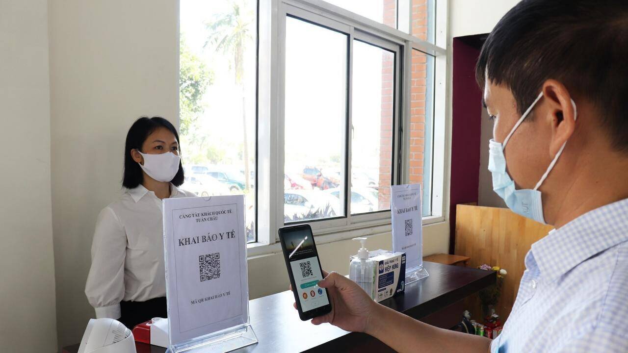 Quảng Ninh x&aacute;c định đến hết th&aacute;ng 10 sẽ tập trung k&iacute;ch cầu du lịch nội tỉnh. Trong 2 th&aacute;ng 11, 12/2021, kết hợp k&iacute;ch cầu du lịch nội tỉnh với thu h&uacute;t kh&aacute;ch du lịch ngoại tỉnh. Trong đ&oacute;, chỉ thực hiện đ&oacute;n kh&aacute;ch từ c&aacute;c địa phương đ&atilde; qua 14 ng&agrave;y kh&ocirc;ng xuất hiện c&aacute;c ca l&acirc;y nhiễm thứ ph&aacute;t trong cộng đồng. Kh&aacute;ch du lịch bắt buộc phải ti&ecirc;m 2 mũi vắc-xin v&agrave; c&oacute; x&eacute;t nghiệm PCR theo quy định. Ảnh: Kh&aacute;ch du lịch check m&atilde; QR để khai b&aacute;o y tế khi thăm quan vịnh Hạ Long.