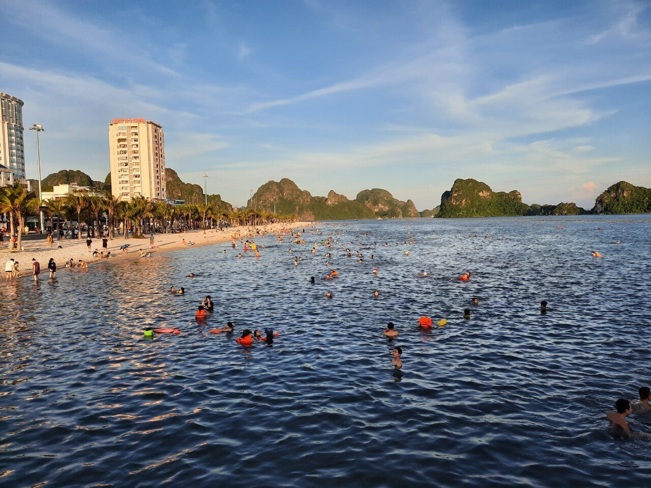 B&atilde;i tắm Cột 8 tr&ecirc;n đường bao biển Hạ Long cũng thu h&uacute;t đ&ocirc;ng người d&acirc;n, du kh&aacute;ch sau thời gian d&agrave;i bị tạm thời dừng hoạt động.