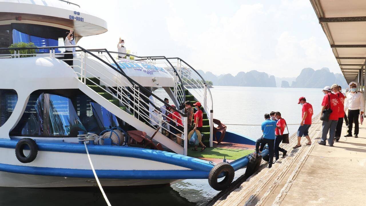 Sau hơn 10 ng&agrave;y Quảng Ninh cho ph&eacute;p hoạt động du lịch nội tỉnh, kh&aacute;ch tham quan bắt đầu tới với c&aacute;c điểm du lịch của địa phương. Ảnh: Du kh&aacute;ch l&ecirc;n t&agrave;u thăm quan vịnh Hạ Long.