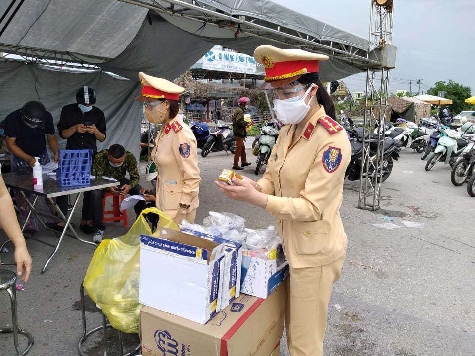 Thiếu t&aacute; Nguyễn Tuấn Cường, Đội ph&oacute; Đội CSGT số 8 (Ph&ograve;ng CSGT C&ocirc;ng an TP H&agrave; Nội) - đơn vị phụ tr&aacute;ch Chốt số 1 cho biết, tất cả người d&acirc;n từ c&aacute;c tỉnh v&ugrave;ng dịch ph&iacute;a Nam qua đ&acirc;y đều được bố tr&iacute; nghỉ ngơi, test nhanh Covid-19, sau đ&oacute;, lực lượng CSGT d&ugrave;ng xe &ocirc; t&ocirc; v&agrave; m&ocirc; t&ocirc; đặc chủng dẫn đo&agrave;n, gi&aacute;m s&aacute;t để đo&agrave;n đi theo đ&uacute;ng c&aacute;c tuyến đường, lộ tr&igrave;nh về qu&ecirc;, kh&ocirc;ng dừng lại trong địa phận TP H&agrave; Nội để đảm bảo ph&ograve;ng chống dịch bệnh.