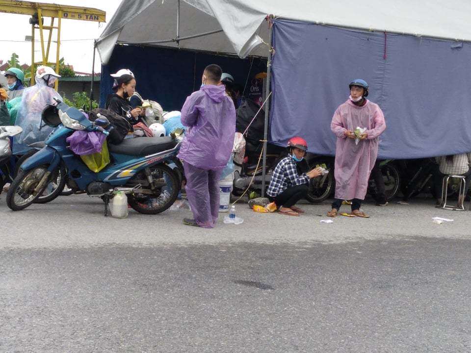 Đồng thời, dựng c&aacute;c lều bạt tại trước chốt kiểm so&aacute;t v&agrave;o H&agrave; Nội để b&agrave; con c&oacute; thể nghỉ ngơi, đợi ph&acirc;n loại cung đường trước khi tiếp tục h&agrave;nh tr&igrave;nh.