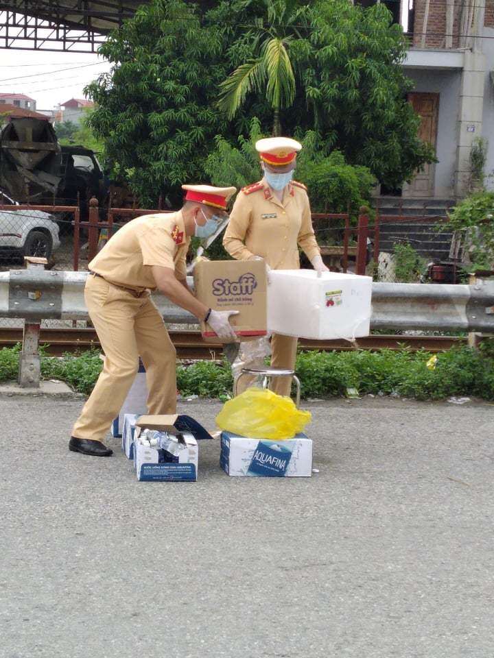 Lực lượng CSGT tất bật chuẩn bị đồ ăn, nước uống cho b&agrave; con c&aacute;c tỉnh ph&iacute;a Nam đi xe m&aacute;y về qu&ecirc; qua H&agrave; Nội.