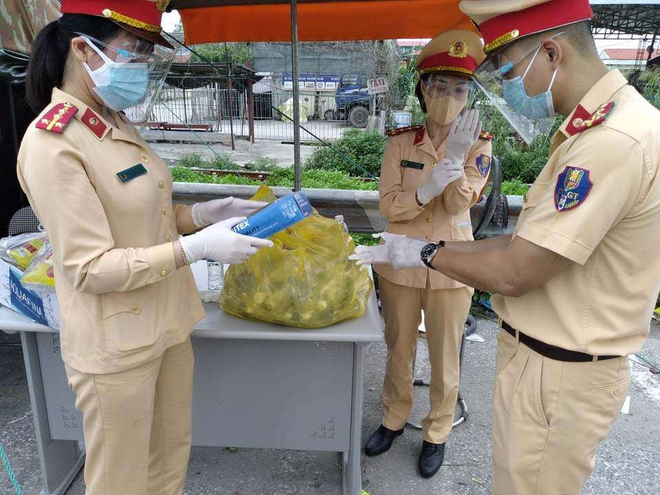 Theo thống k&ecirc; của C&ocirc;ng an TP H&agrave; Nội, trong ng&agrave;y h&ocirc;m nay, tại 22 chốt ra, v&agrave;o Th&agrave;nh phố, lực lượng chức năng đ&atilde; kiểm so&aacute;t 21.044 lượt phương tiện ra/v&agrave;o, với 28.209 lượt người qua chốt. C&oacute; 2.755 lượt phương tiện bị y&ecirc;u cầu quay đầu (1.847 lượt kh&ocirc;ng v&agrave;o th&agrave;nh phố, 908 lượt kh&ocirc;ng ra ngo&agrave;i th&agrave;nh phố).