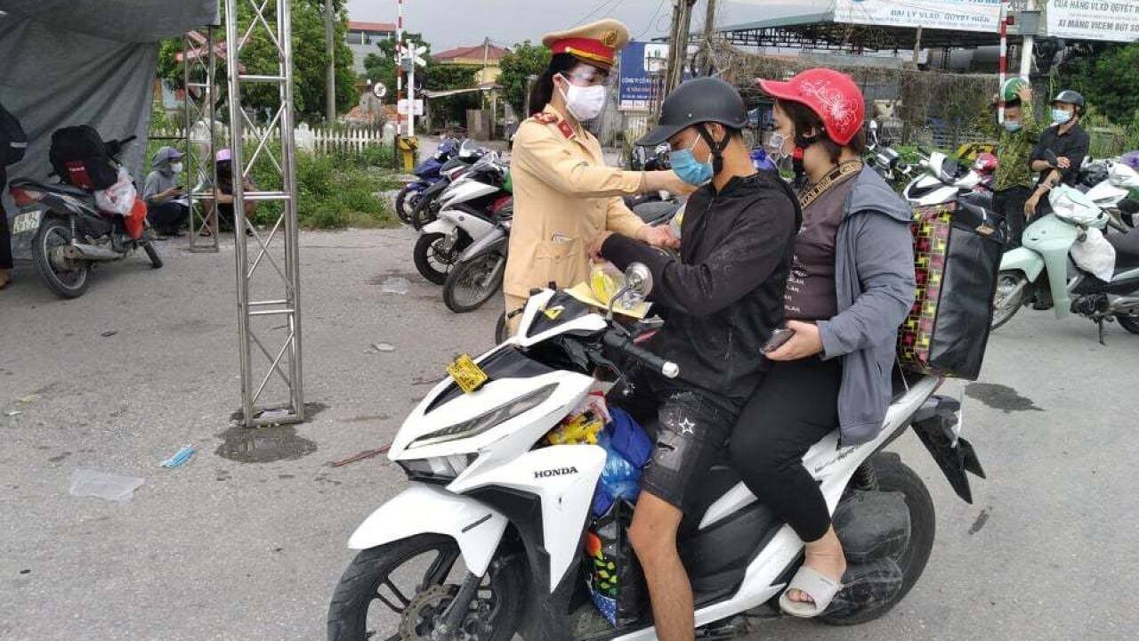 Đại u&yacute; Nguyễn Mai Huyền, Chủ tịch Hội Phụ nữ Ph&ograve;ng CSGT C&ocirc;ng an TP H&agrave; Nội cho biết, nhiều người d&acirc;n đi đường xa về qua đ&acirc;y đ&atilde; đ&oacute;i v&agrave; mệt, khi nhận những suất ăn đều cảm động trước t&igrave;nh cảm của c&aacute;c c&aacute;n bộ, chiến sĩ CSGT H&agrave; Nội.