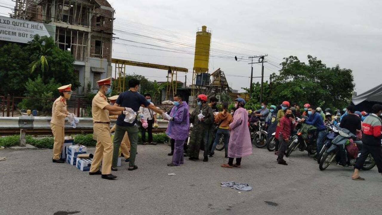 Từ đ&ecirc;m v&agrave; rạng s&aacute;ng 5/10, c&aacute;c chốt kiểm so&aacute;t cửa ng&otilde; ra v&agrave;o TP H&agrave; Nội đ&atilde; ghi nhận c&oacute; h&agrave;ng ngh&igrave;n xe m&aacute;y của người d&acirc;n di chuyển từ v&ugrave;ng dịch ph&iacute;a Nam đổ về qua H&agrave; Nội để về qu&ecirc;. Tới chiều tối 5/10, lượng người đi xe m&aacute;y về qu&ecirc; vẫn tiếp tục dồn về c&aacute;c chốt kiểm dịch cửa ng&otilde; H&agrave; Nội. Ảnh: B&agrave; con từ c&aacute;c tỉnh v&ugrave;ng dịch ph&iacute;a Nam đổ về chốt kiểm so&aacute;t dịch tr&ecirc;n QL1A cũ qua địa phận huyện Ph&uacute; Xuy&ecirc;n (H&agrave; Nội).