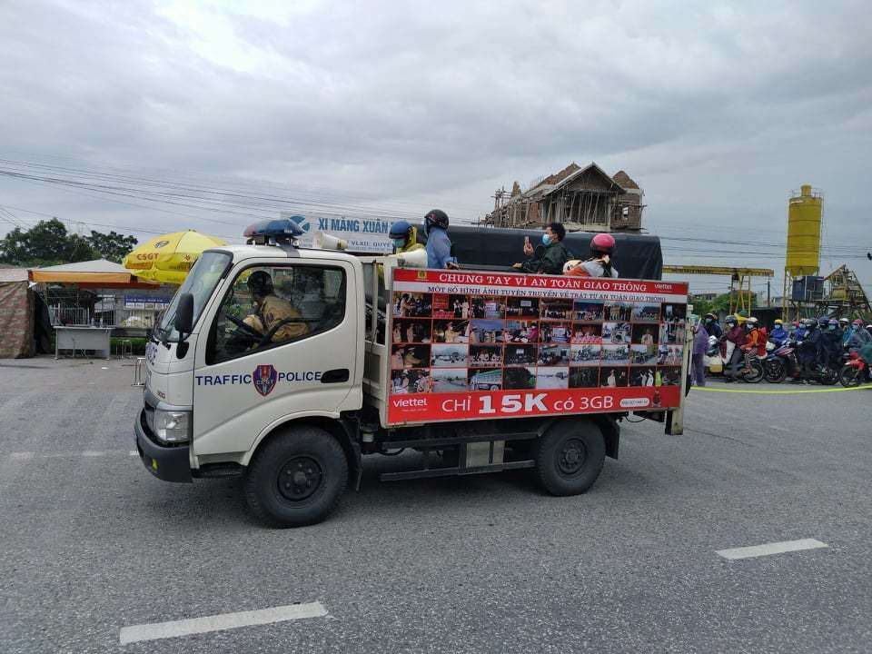 Để b&agrave; con đi qua H&agrave; Nội an to&agrave;n, kh&ocirc;ng dừng lại dọc đường, đảm bảo ph&ograve;ng chống dịch bệnh Covid-19, lực lượng CSGT H&agrave; Nội sẽ ph&acirc;n nh&oacute;m c&aacute;c địa phương b&agrave; con sẽ tới, rồi bố tr&iacute; c&aacute;c tổ c&ocirc;ng t&aacute;c dẫn đường đưa b&agrave; con ra khỏi địa b&agrave;n H&agrave; Nội, b&agrave;n giao cho c&ocirc;ng an địa phương tiếp theo.