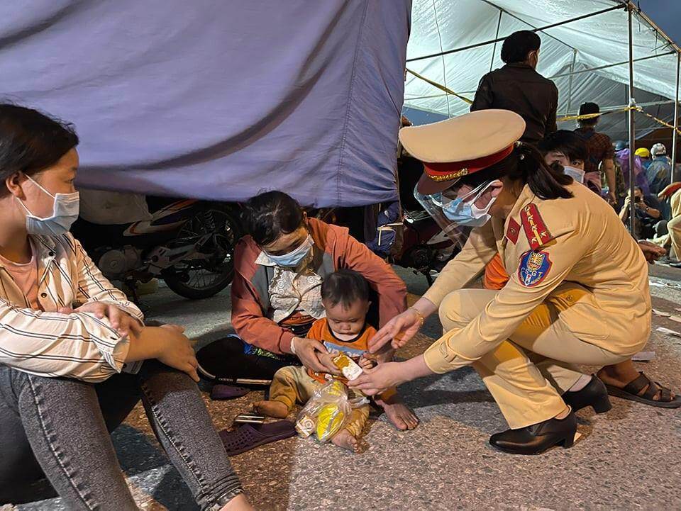 Do những đo&agrave;n người n&agrave;y đi xe m&aacute;y một chặng đường rất d&agrave;i từ c&aacute;c tỉnh ph&iacute;a Nam về đến H&agrave; Nội, n&ecirc;n lực lượng CSGT đ&atilde; chuẩn bị c&aacute;c suất ăn, nước uống ph&aacute;t miễn ph&iacute; cho b&agrave; con.