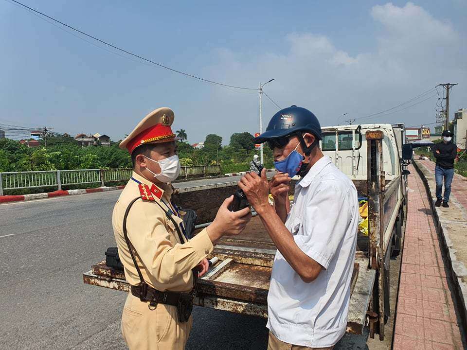 Đại t&aacute; Hải cho biết, trước th&ocirc;ng tin h&agrave;ng ngh&igrave;n người rời c&aacute;c tỉnh v&ugrave;ng dịch ph&iacute;a Nam để về qu&ecirc; ở c&aacute;c tỉnh ph&iacute;a Bắc như H&agrave; Giang, Sơn La, Y&ecirc;n B&aacute;i..., nhận chỉ đạo từ Ban Gi&aacute;m đốc C&ocirc;ng an TP H&agrave; Nội, lực lượng CSGT Thủ đ&ocirc; đ&atilde; huy động qu&acirc;n số tăng cường cho c&aacute;c chốt trực để hỗ trợ x&eacute;t nghiệm Covid-19, khai b&aacute;o y tế cho b&agrave; con.