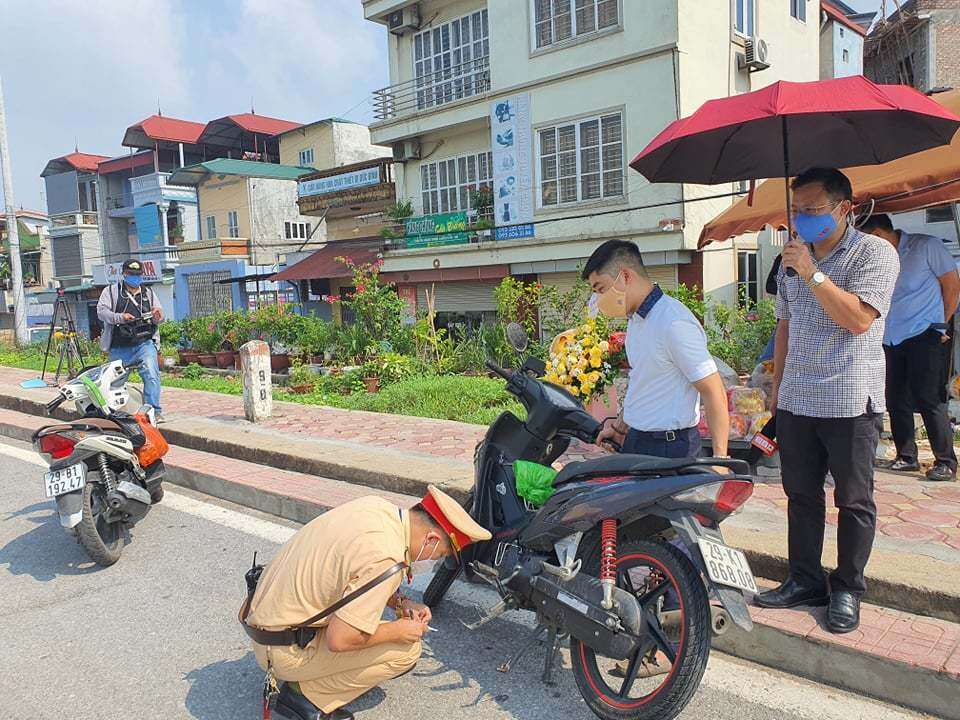 Trung t&aacute; Trần Quang Vinh, Đội trưởng Đội Tuy&ecirc;n truyền kh&aacute;m nghiệm giải quyết tai nạn, Ph&ograve;ng CSGT C&ocirc;ng an TP H&agrave; Nội th&ocirc;ng tin, chỉ ri&ecirc;ng trong chiều cũng ng&agrave;y, tại Chốt số 1 cửa ng&otilde; ra v&agrave;o Th&agrave;nh phố qua địa b&agrave;n huyện Ph&uacute; Xuy&ecirc;n, lực lượng CSGT C&ocirc;ng an TP H&agrave; Nội đ&atilde; ph&aacute;t gần 1.000 suất đồ ăn, cũng như tổ chức bố tr&iacute; chỗ nghỉ, test nhanh Covid-19 v&agrave; bố tr&iacute; c&aacute;c phương tiện dẫn c&aacute;c đo&agrave;n xe m&aacute;y để b&agrave; con nh&acirc;n d&acirc;n nghỉ ngơi, tiếp tục lộ tr&igrave;nh an to&agrave;n.