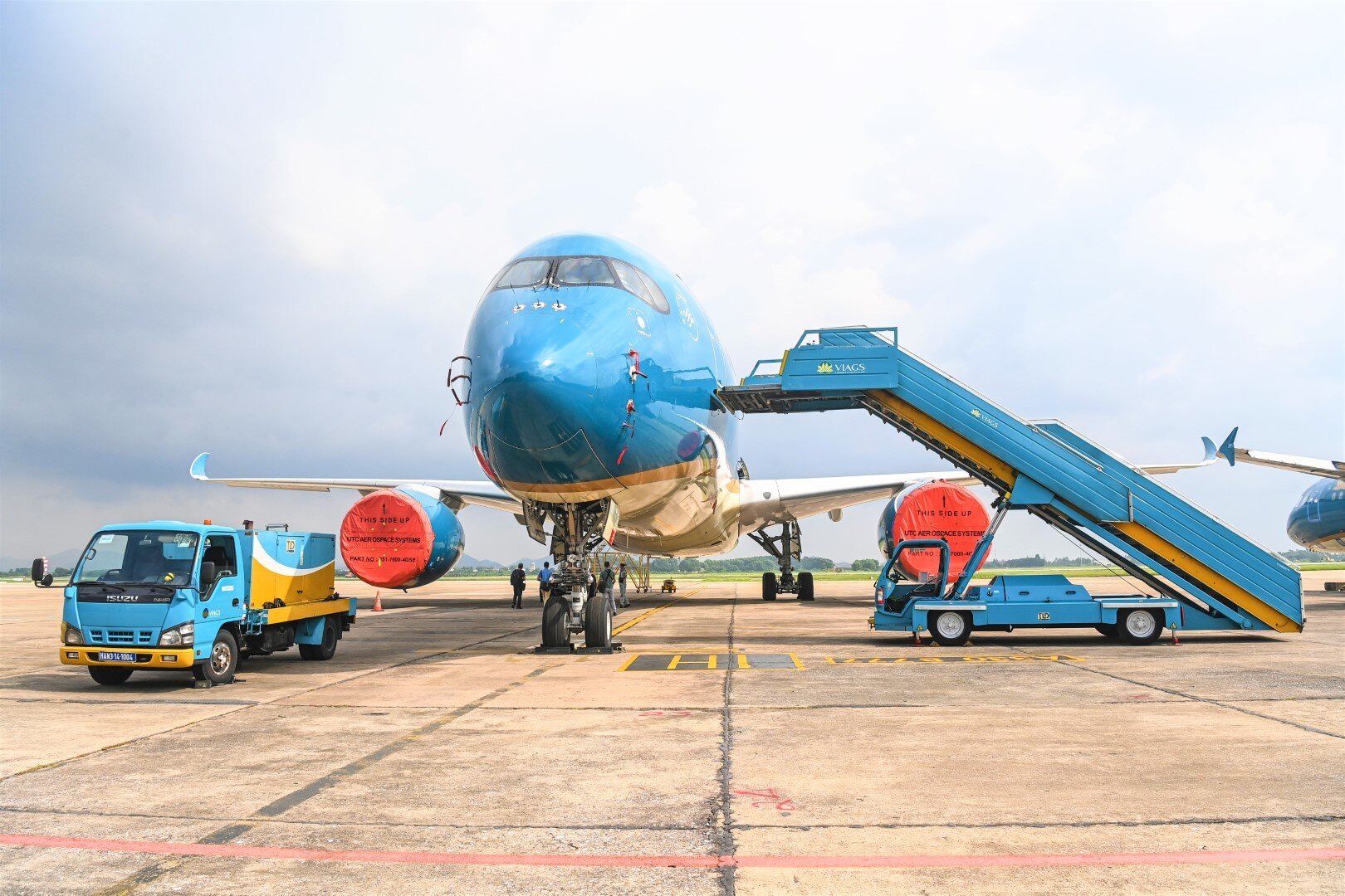 Trước t&igrave;nh h&igrave;nh dịch bệnh dần được kiểm so&aacute;t v&agrave; căn cứ &yacute; kiến thống nhất của cơ quan chức năng với c&aacute;c địa phương, l&atilde;nh đạo Vietnam Airlines Group cho biết, dự kiến kh&ocirc;i phục hoạt động vận tải h&agrave;nh kh&aacute;ch tr&ecirc;n 7 đường bay nội địa từ ng&agrave;y 10/10. H&atilde;ng sẽ mở b&aacute;n v&eacute; tr&ecirc;n to&agrave;n hệ thống bao gồm website, ứng dụng di động, c&aacute;c đại l&yacute; ch&iacute;nh thức v&agrave; ph&ograve;ng v&eacute; ngay khi c&oacute; sự cho ph&eacute;p của cơ quan chức năng.
Với nguy&ecirc;n tắc &ldquo;An to&agrave;n l&agrave; số 1&rdquo;, c&aacute;c t&agrave;u bay đều được kiểm tra kỹ thuật v&agrave; bảo dưỡng kỹ lưỡng trước khi cất c&aacute;nh. Đ&acirc;y l&agrave; c&ocirc;ng t&aacute;c đặc biệt quan trọng nhằm bảo đảm an to&agrave;n bay.