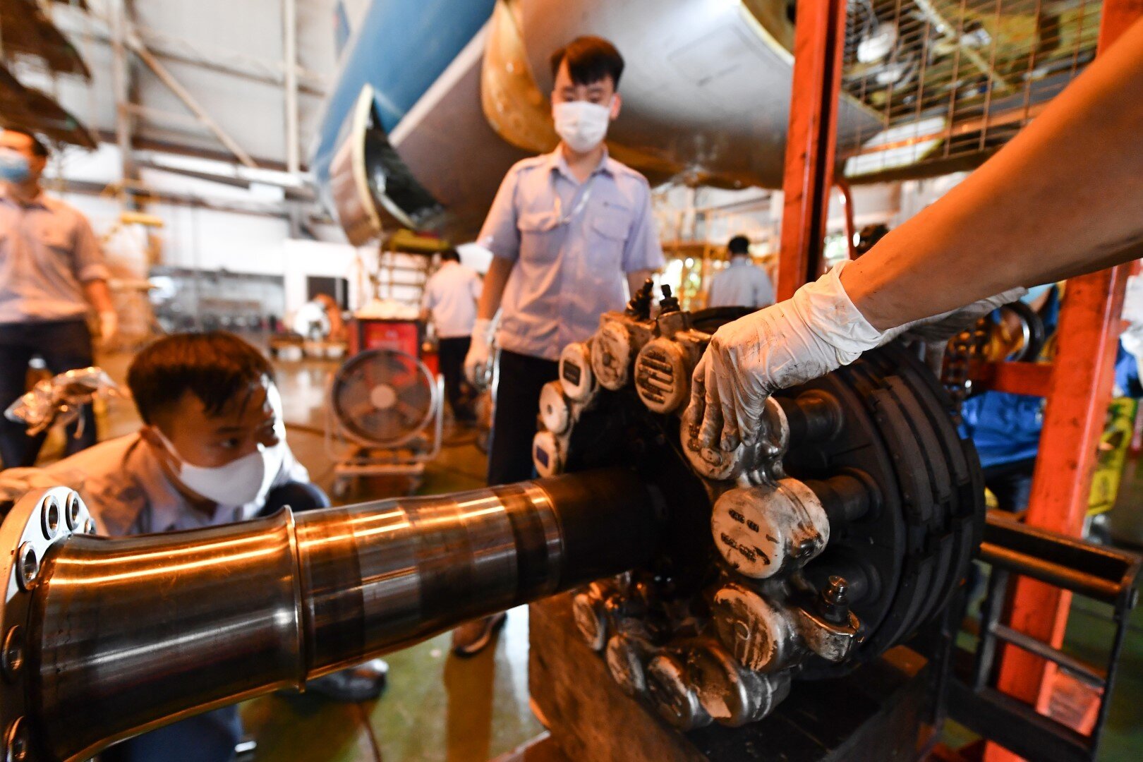 Những bộ phận kh&aacute;c của t&agrave;u bay như lốp, phanh, c&agrave;ng&hellip;cũng được kiểm tra tỉ mỉ trước khi t&agrave;u bay được đưa v&agrave;o khai th&aacute;c. C&aacute;c kỹ sư, nh&acirc;n vi&ecirc;n kỹ thuật trong h&igrave;nh đang th&aacute;o phanh, b&aacute;nh để kiểm tra cấu tr&uacute;c c&agrave;ng.