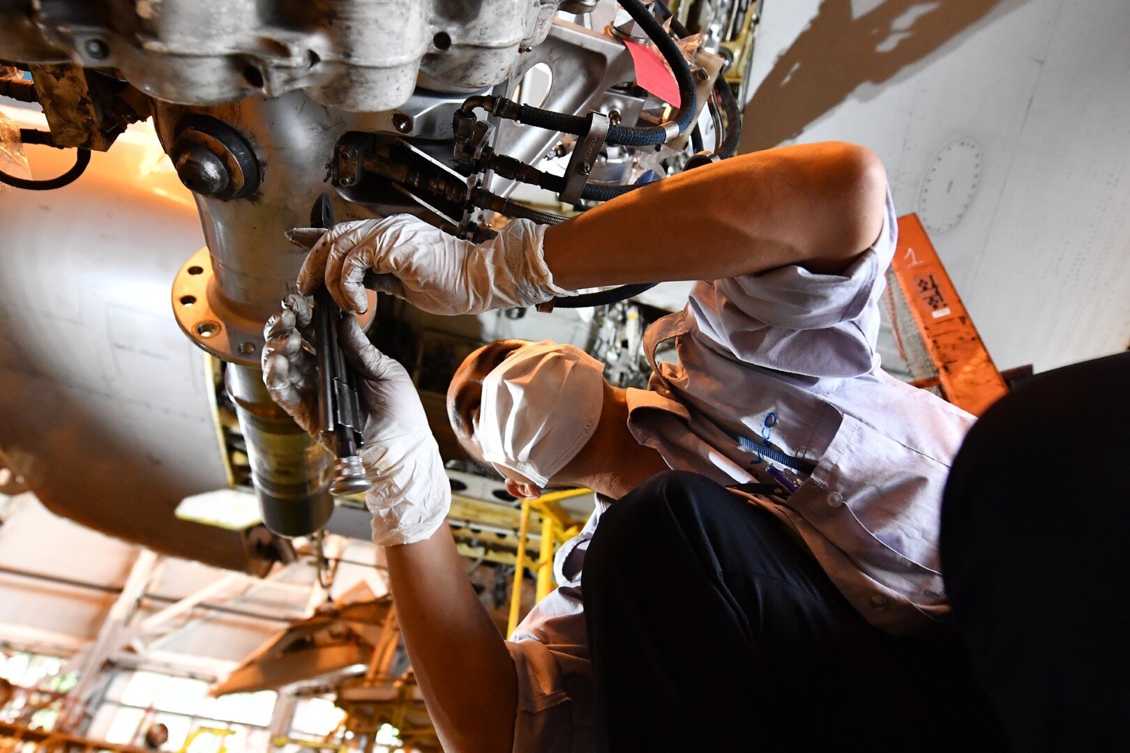 C&aacute;c kỹ sư của C&ocirc;ng ty TNHH một th&agrave;nh vi&ecirc;n Kỹ thuật m&aacute;y bay (VAECO) miệt m&agrave;i bảo dưỡng t&agrave;u bay trước ng&agrave;y bay nội địa trở lại