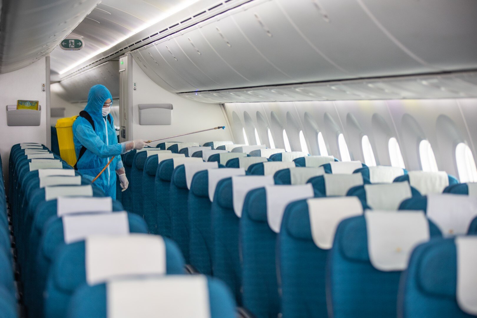 B&ecirc;n cạnh chuẩn bị kỹ thuật đảm bảo an to&agrave;n bay, Vietnam Airlines sẽ &aacute;p dụng nghi&ecirc;m ngặt c&aacute;c biện ph&aacute;p ph&ograve;ng dịch khi nối lại khai th&aacute;c, như thường xuy&ecirc;n khử khuẩn t&agrave;u bay v&agrave; trang thiết bị mặt đất, phục vụ khăn kh&aacute;ng khuẩn tr&ecirc;n chuyến bay&hellip; 100% người lao động tuyến đầu như phi c&ocirc;ng, tiếp vi&ecirc;n v&agrave; nh&acirc;n vi&ecirc;n mặt đất của Vietnam Airlines cũng đ&atilde; ti&ecirc;m vaccine.