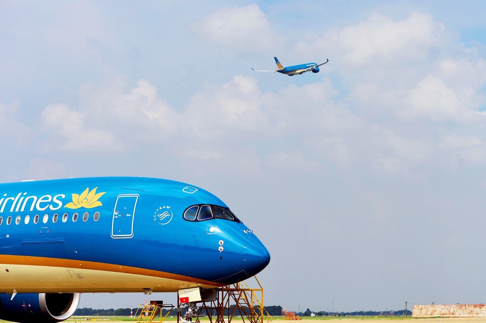 Vietnam Airlines v&agrave; Pacific Airlines dự kiến kh&ocirc;i phục c&aacute;c đường bay hai chiều giữa TP.HCM v&agrave; Thanh H&oacute;a, Nha Trang, Tuy H&ograve;a, Quy Nhơn, Ph&uacute; Quốc với tần suất mỗi h&atilde;ng 1 chuyến/ng&agrave;y. Vietnam Airlines cũng mở lại đường bay hai chiều giữa TP.HCM v&agrave; Huế với tần suất 1 chuyến/tuần, đường bay một chiều từ Vinh đến TP.HCM với tần suất 2 chuyến/tuần. Đối với c&aacute;c đường bay c&ograve;n lại, Vietnam Airlines v&agrave; Pacific Airlines đang tiếp tục theo s&aacute;t chỉ đạo của cơ quan chức năng tr&ecirc;n cơ sở thống nhất &yacute; kiến với c&aacute;c địa phương để x&acirc;y dựng lịch bay v&agrave; mở b&aacute;n v&eacute;. C&aacute;c h&atilde;ng sẽ th&ocirc;ng b&aacute;o kế hoạch khai th&aacute;c c&aacute;c đường bay ngay sau khi nhận được sự chấp thuận của c&aacute;c cơ quan chức năng v&agrave; c&aacute;c địa phương li&ecirc;n quan.