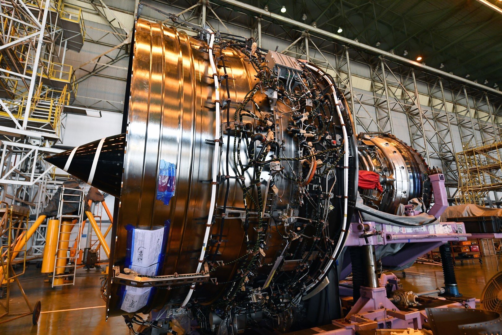 Động cơ t&agrave;u bay c&oacute; k&iacute;ch thước rất lớn n&ecirc;n khi di chuyển đi đại tu, phải t&aacute;ch nhỏ th&agrave;nh c&aacute;c phần kh&aacute;c nhau v&agrave; lắp lại th&agrave;nh khối ho&agrave;n chỉnh sau đ&oacute;. Trong h&igrave;nh l&agrave; động cơ phản lực Rolls-Royce của m&aacute;y bay Airbus A350 thuộc đội bay Vietnam Airlines - một trong những d&ograve;ng m&aacute;y bay lớn nhất ở Việt Nam hiện nay với sức tải hơn 300 kh&aacute;ch.