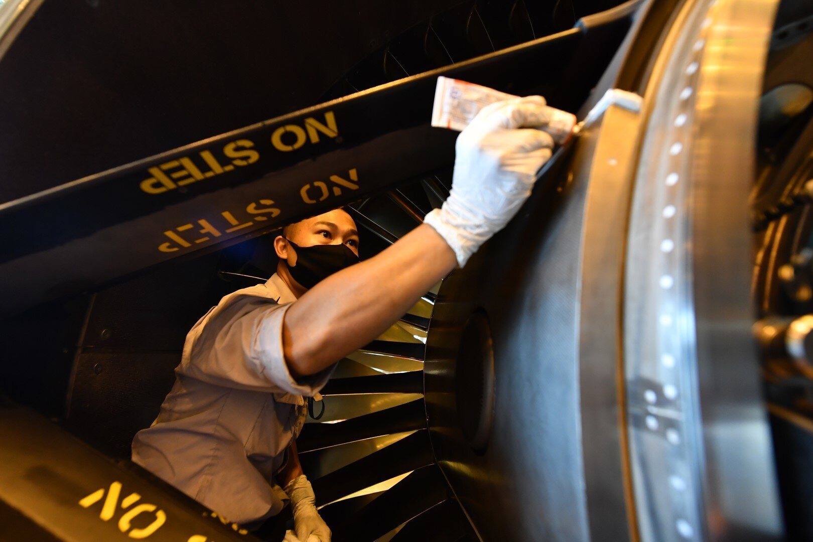 Trong ảnh, nh&acirc;n vi&ecirc;n kỹ thuật đang lắp lại (build up) một khối động cơ.