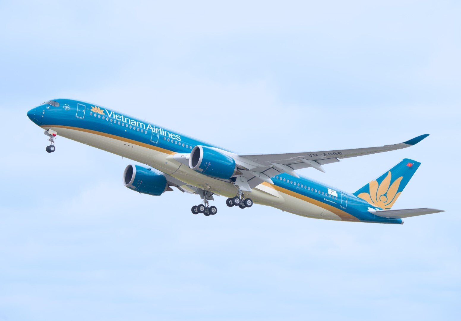 L&atilde;nh đạo Vietnam Airlines cho biết: Do kế hoạch khai th&aacute;c c&oacute; thể bị thay đổi theo t&igrave;nh h&igrave;nh dịch bệnh v&agrave; y&ecirc;u cầu của nh&agrave; chức tr&aacute;ch, Vietnam Airlines v&agrave; Pacific Airlines đ&atilde; x&acirc;y dựng ch&iacute;nh s&aacute;ch ho&agrave;n, đổi v&eacute; linh hoạt cho h&agrave;nh kh&aacute;ch. Đặc biệt, h&agrave;nh kh&aacute;ch mua v&eacute; của Vietnam Airlines trong giai đoạn từ nay đến ng&agrave;y 31/10/2021 sẽ được miễn to&agrave;n bộ ph&iacute; đổi v&eacute;.
