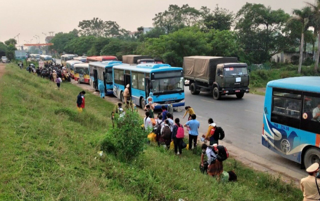 Tổng c&ocirc;ng ty vận tải H&agrave; Nội (Transerco) cho biết, t&iacute;nh đến 15h chiều nay (7/10), H&agrave; Nội đ&atilde; sử dụng xe bu&yacute;t để đưa đ&oacute;n an to&agrave;n gần 2.000 người d&acirc;n từ c&aacute;c tỉnh ph&iacute;a Nam ra H&agrave; Nội để về qu&ecirc; ở c&aacute;c tỉnh ph&iacute;a Bắc.