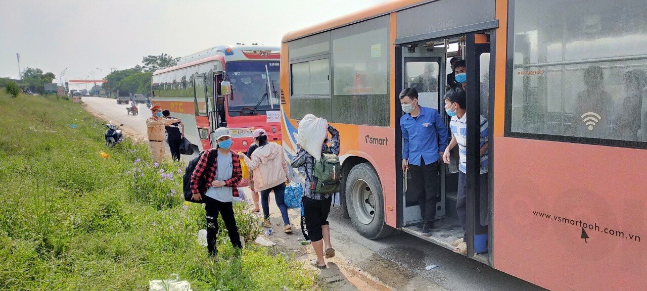 Từ ng&agrave;y 5/10, dưới sự phối hợp của Bộ Tư lệnh Thủ đ&ocirc;, Ph&ograve;ng CSGT H&agrave; Nội, Trung t&acirc;m Điều h&agrave;nh giao th&ocirc;ng c&ocirc;ng cộng, đo&agrave;n xe bu&yacute;t của Tổng c&ocirc;ng ty vận tải H&agrave; Nội đ&atilde; thực hiện đ&oacute;n người d&acirc;n về c&aacute;c địa phương c&aacute;ch ly.
Theo th&ocirc;ng tin từ Bộ Tư lệnh Thủ đ&ocirc;, ước t&iacute;nh c&ograve;n khoảng 1.000 người d&acirc;n nữa đang tr&ecirc;n đường di chuyển từ c&aacute;c tỉnh ph&iacute;a Nam về ph&iacute;a Bắc, qua địa b&agrave;n H&agrave; Nội.