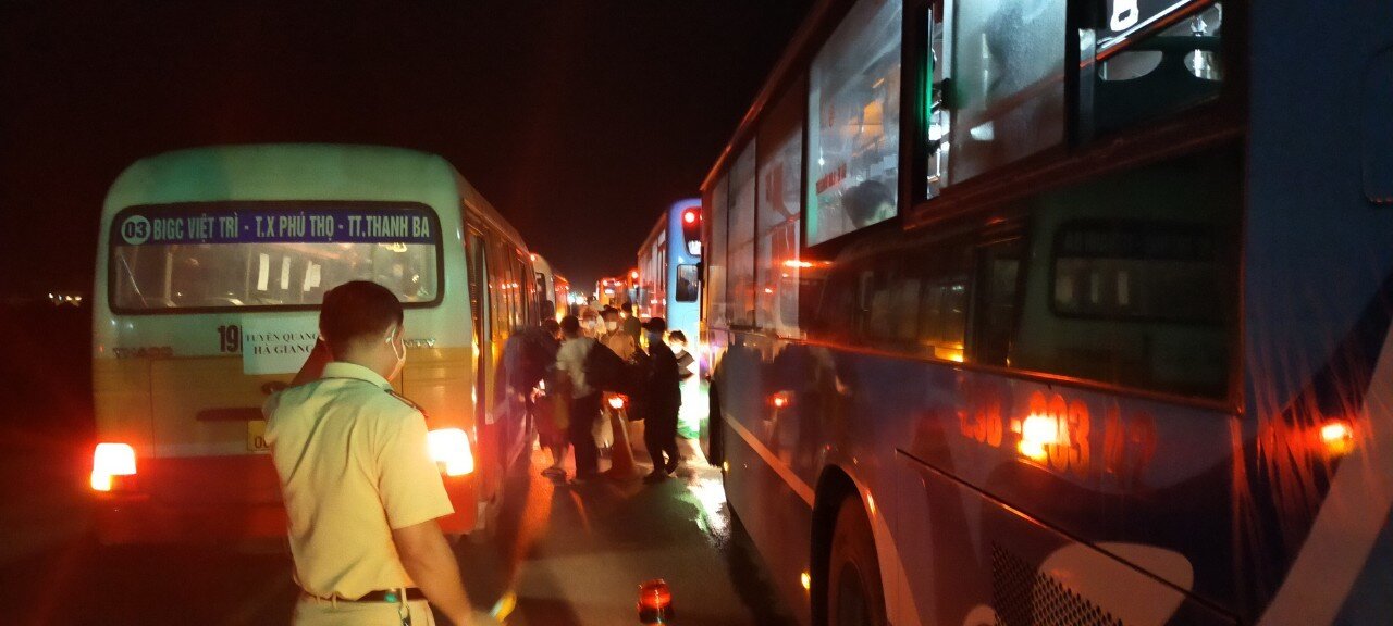 T&iacute;nh đến hết ng&agrave;y 7/10, xe bu&yacute;t Transerco đ&atilde; đưa đ&oacute;n an to&agrave;n gần 2.000 người d&acirc;n từ chốt kiểm so&aacute;t số 1 về điểm tập kết tại cầu Trung H&agrave; để c&aacute;c địa phương tiếp tục tiếp nhận theo đ&uacute;ng quy định.