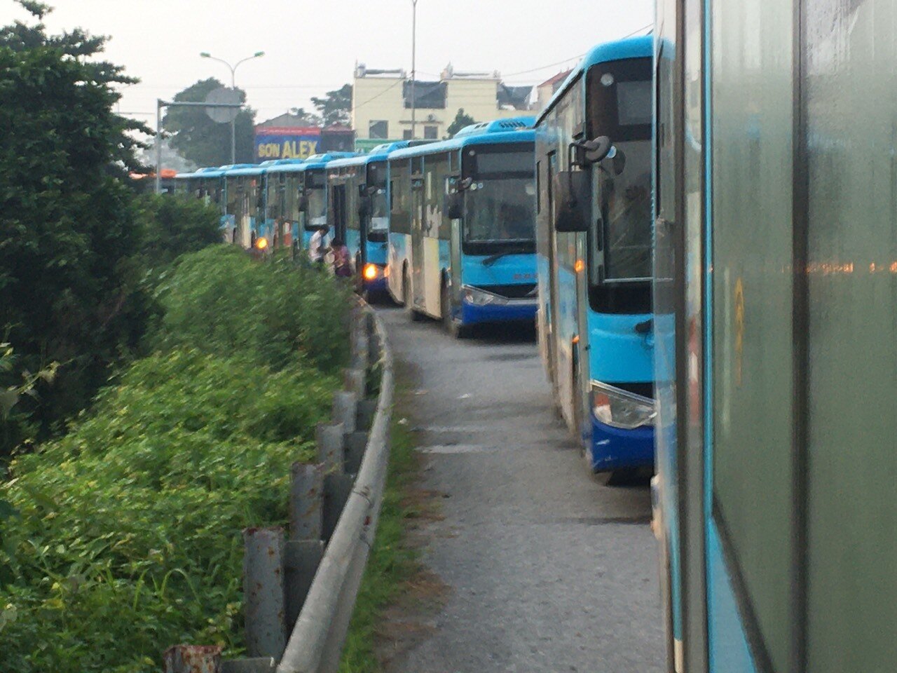 Đo&agrave;n xe bu&yacute;t của Transerco xuất ph&aacute;t từ chốt Cầu Giẽ (Ph&uacute; Xuy&ecirc;n). Trong khi đ&oacute;, xe tải của CSGT H&agrave; Nội sẽ hộ tống theo sau v&agrave; chở phương tiện