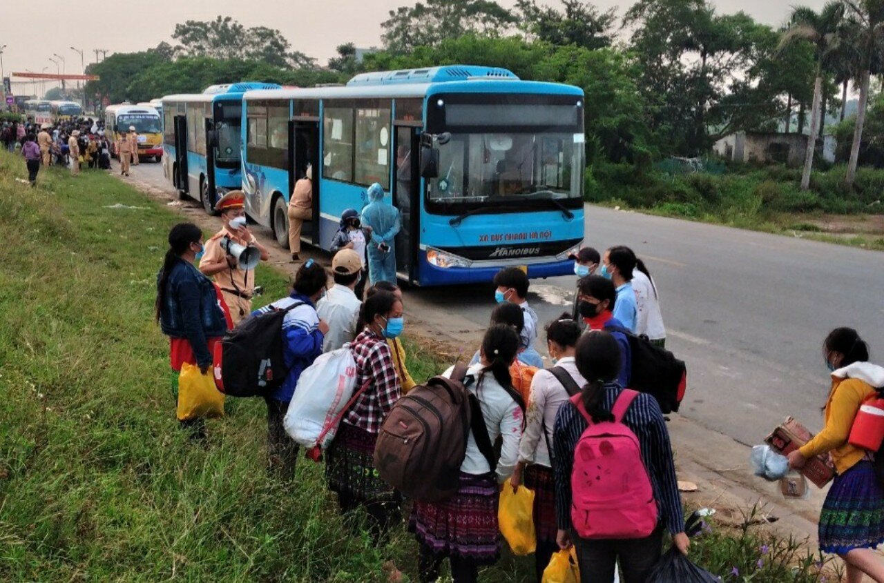 Những người từ v&ugrave;ng dịch ph&iacute;a Nam ra đến H&agrave; Nội để về qu&ecirc; đ&atilde; được xe bu&yacute;t vận chuyển đưa về c&aacute;ch ly.